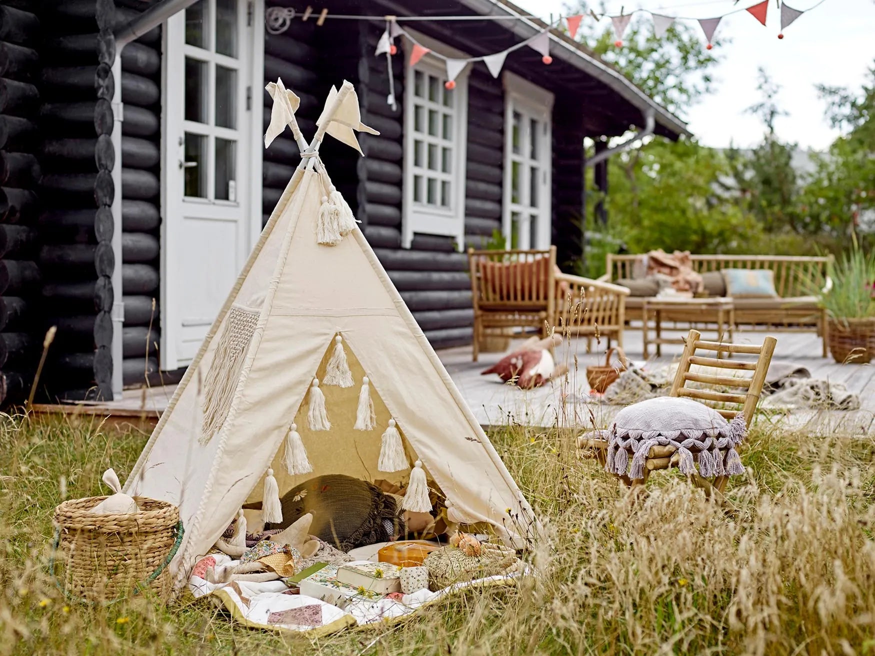 Ein charmantes Tipi aus Baumwolle, das Kinderzimmer in ein Abenteuerland verwandelt. Sicher, stabil und voller Fantasie.