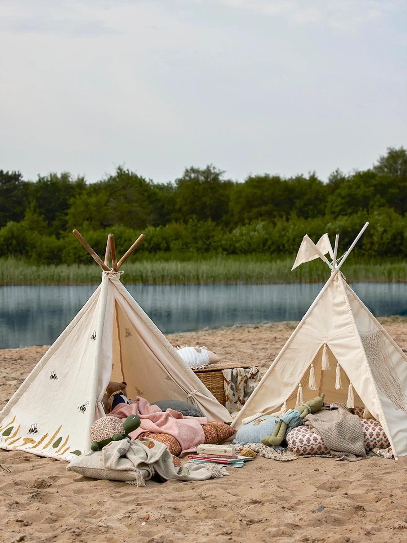 Ein charmantes Tipi aus Baumwolle, das Kinderzimmer in ein Abenteuerland verwandelt. Sicher, stabil und voller Fantasie.