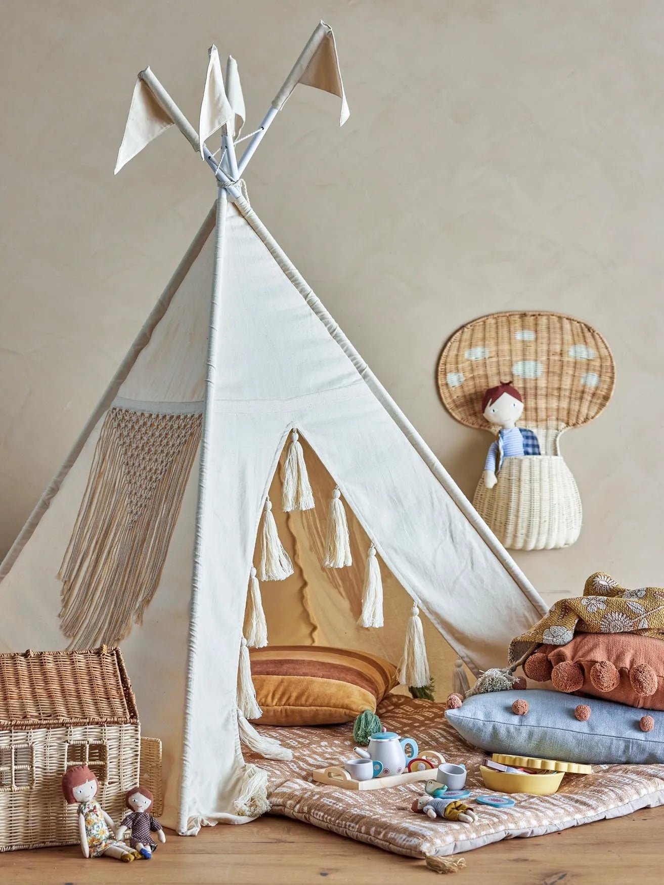 Ein charmantes Tipi aus Baumwolle, das Kinderzimmer in ein Abenteuerland verwandelt. Sicher, stabil und voller Fantasie.