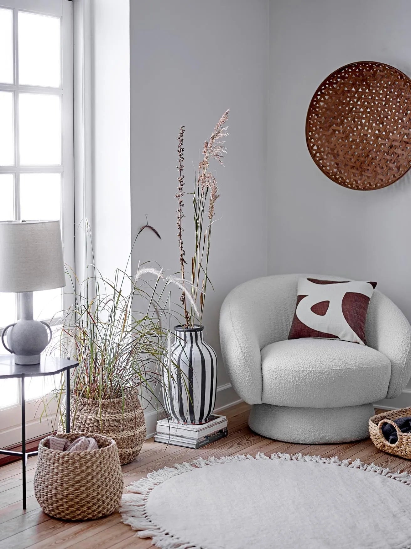 Die Kean Tischlampe von Bloomingville vereint skandinavisches Design mit Terracotta und Leinen für eine stilvolle, gemütliche Atmosphäre.