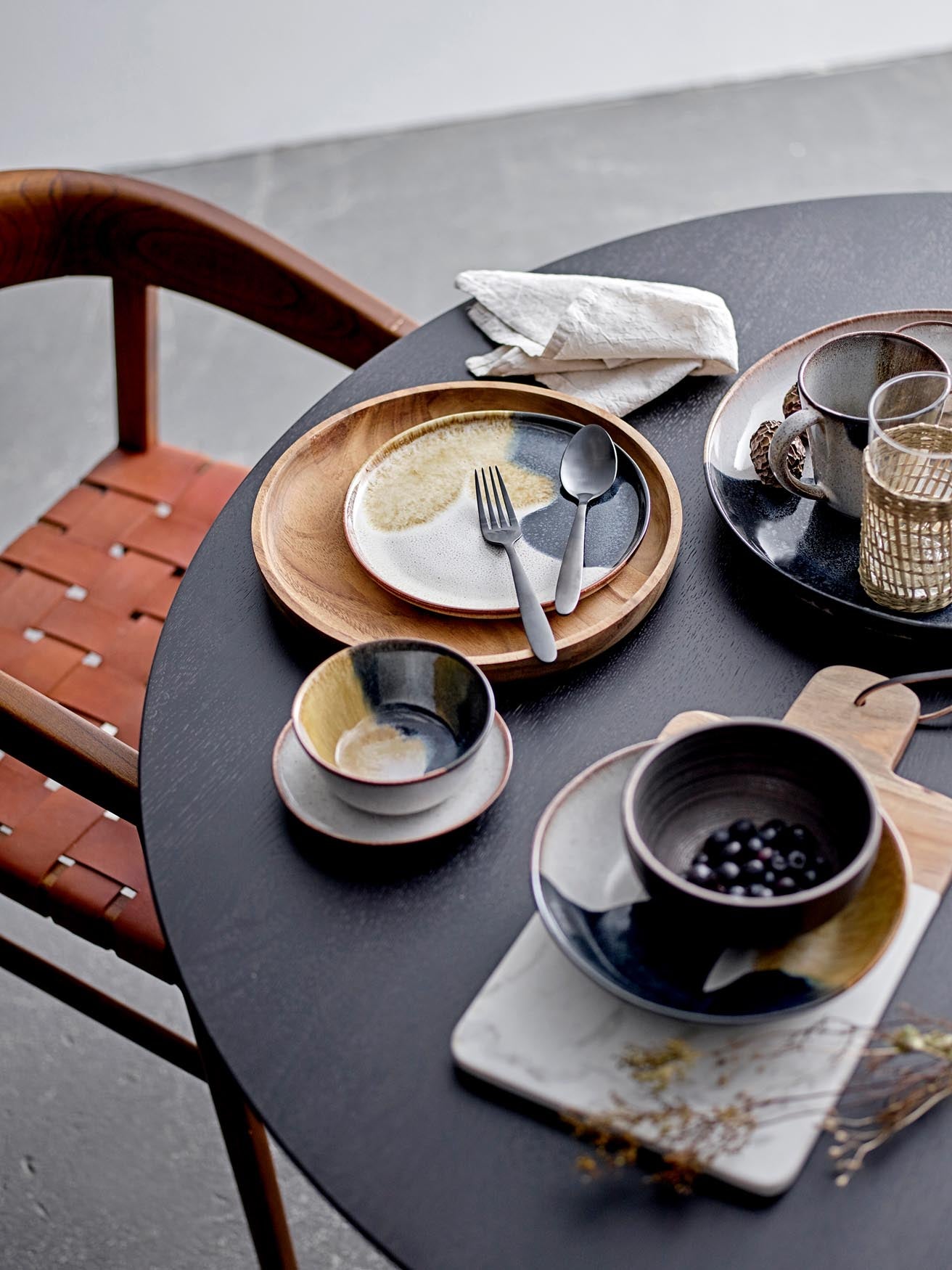 Entdecken Sie die elegante Jules Servierplatte von Bloomingville. Handgefertigt aus robustem Steingut, ideal für jeden Anlass und spülmaschinenfest.