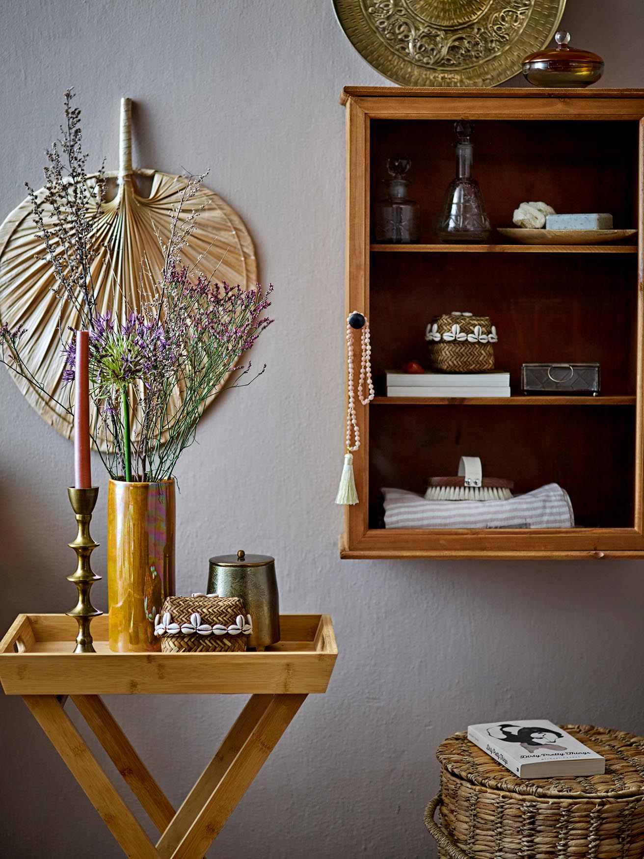 Entdecken Sie die Oumou Wanddekoration von Bloomingville – ein einzigartiges Kunstwerk aus Palmblättern, das Natur und Stil vereint.