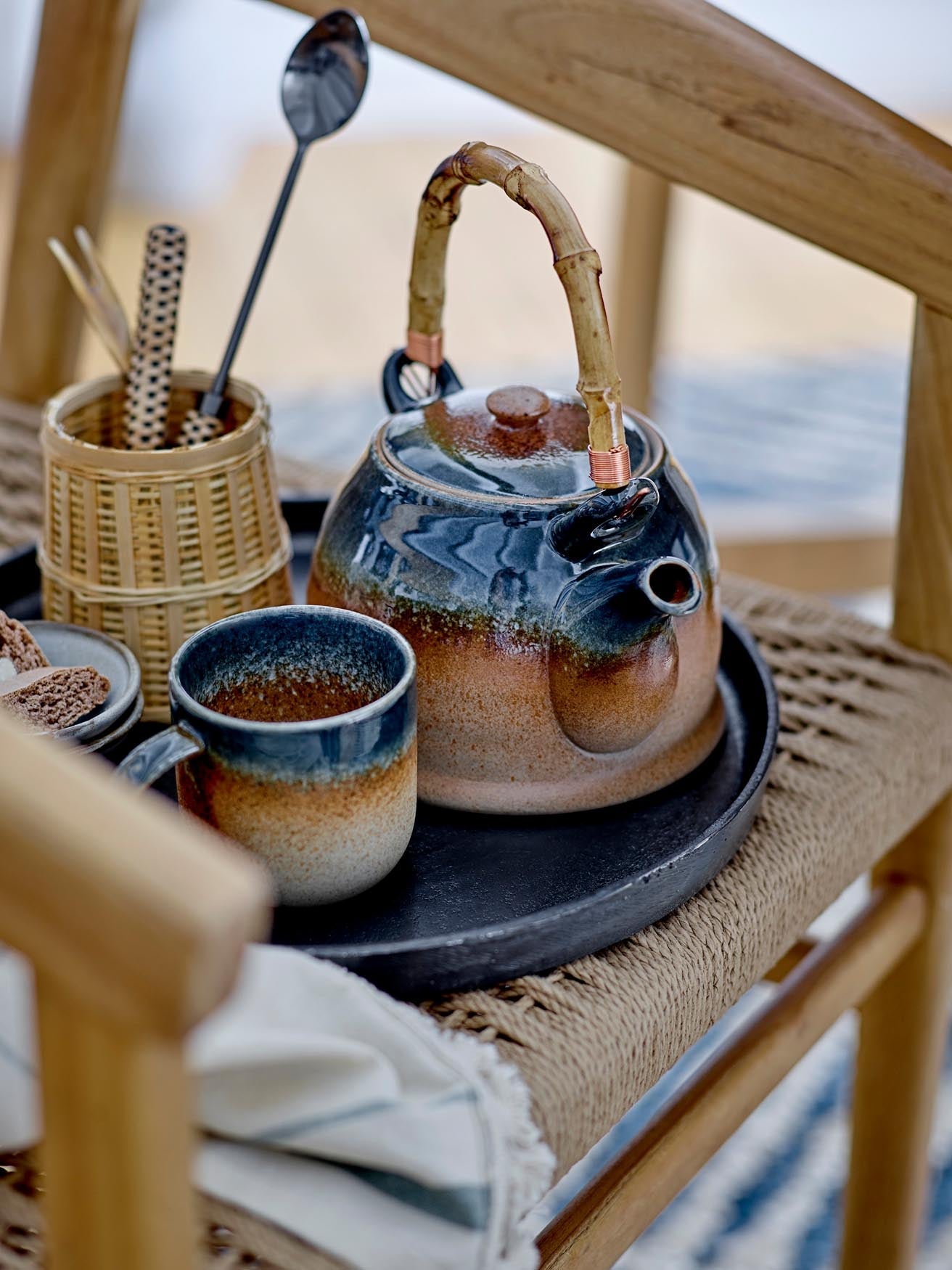 Elegante Aura Tasse in Blau aus Porzellan von Bloomingville.