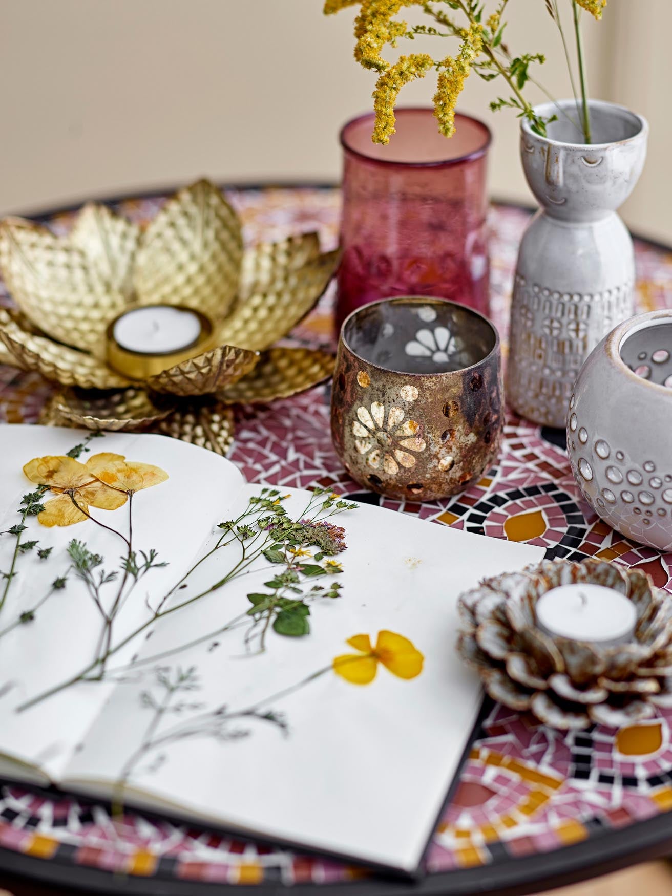 Embla Vase, Weiá, Steingut in White präsentiert im Onlineshop von KAQTU Design AG. Vase ist von Bloomingville