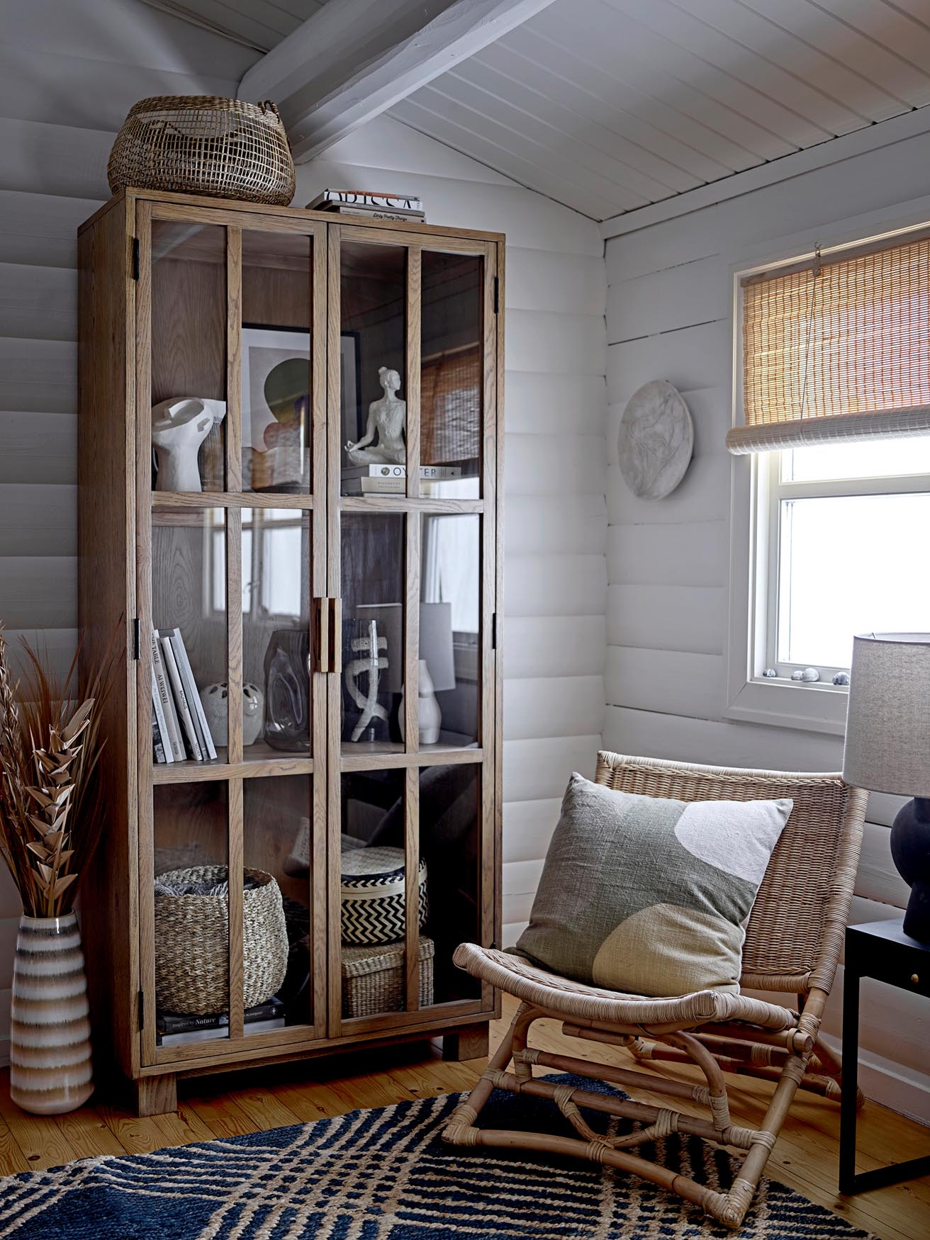 Indo Deko: Stilvolle Zementskulptur von Bloomingville, ideal für moderne Wohnräume. Minimalistisch und elegant, für drinnen und draussen.
