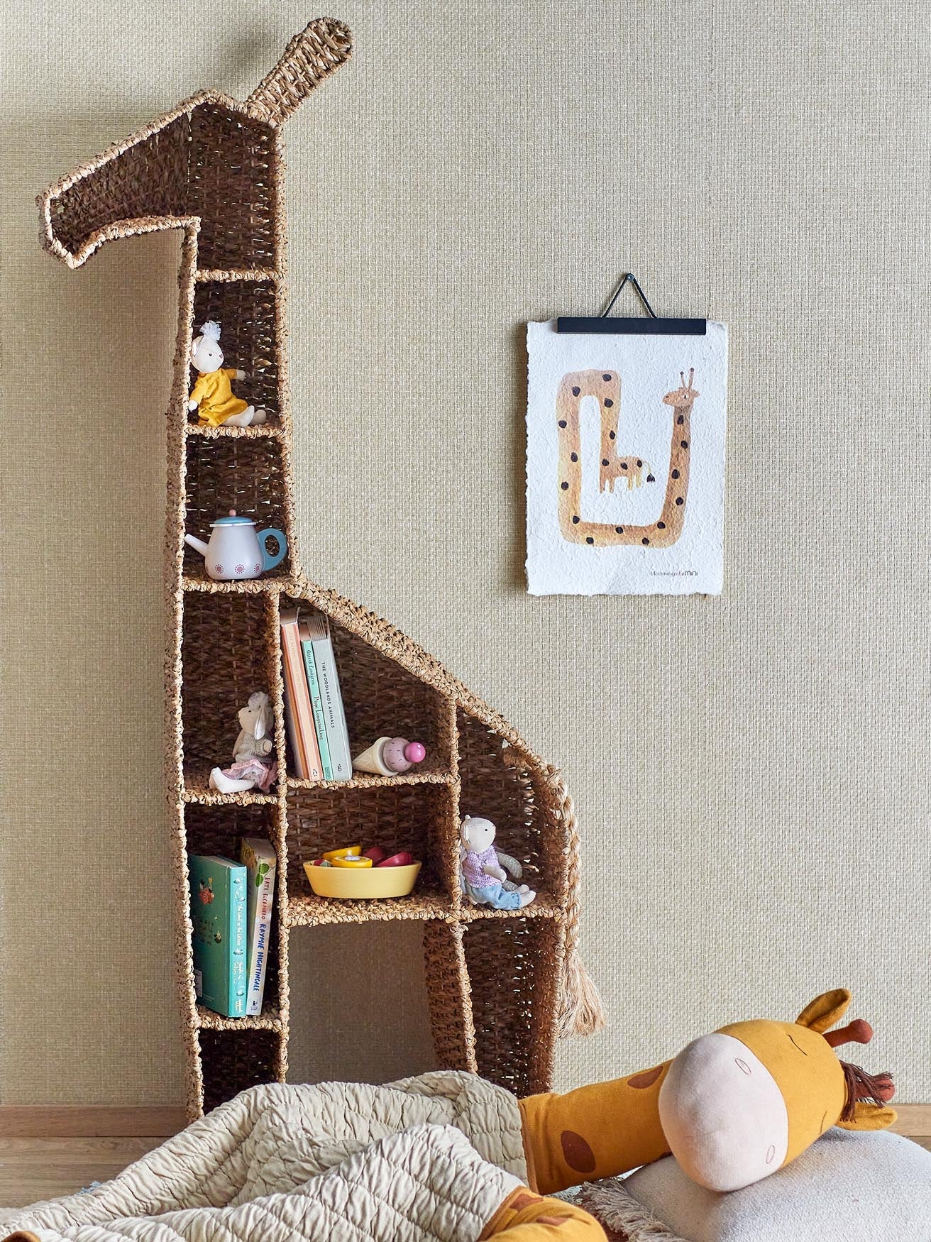 Das Kalu Bücherregal aus Bankuan-Gras bietet natürlichen Charme und praktischen Stauraum für Kinderzimmer oder Wohnräume.