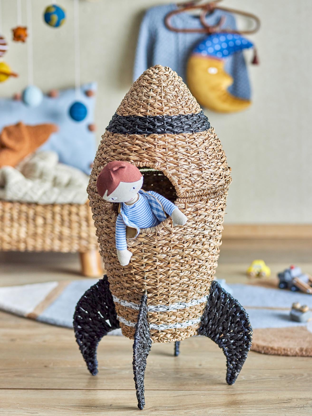 Entdecke den Cosmina Korb mit Deckel von Bloomingville Mini – stilvolle und praktische Aufbewahrungslösung aus hochwertigem Seegras für das Kinderzimmer.