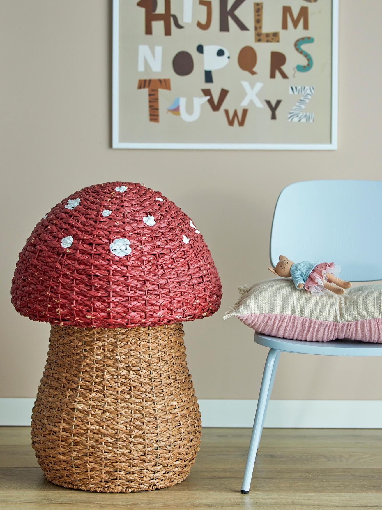 Der Corintha Korb mit Deckel in lebhaftem Rot von Bloomingville Mini ist die perfekte, stilvolle Lösung zur Aufbewahrung von Spielzeug und mehr im Kinderzimmer.
