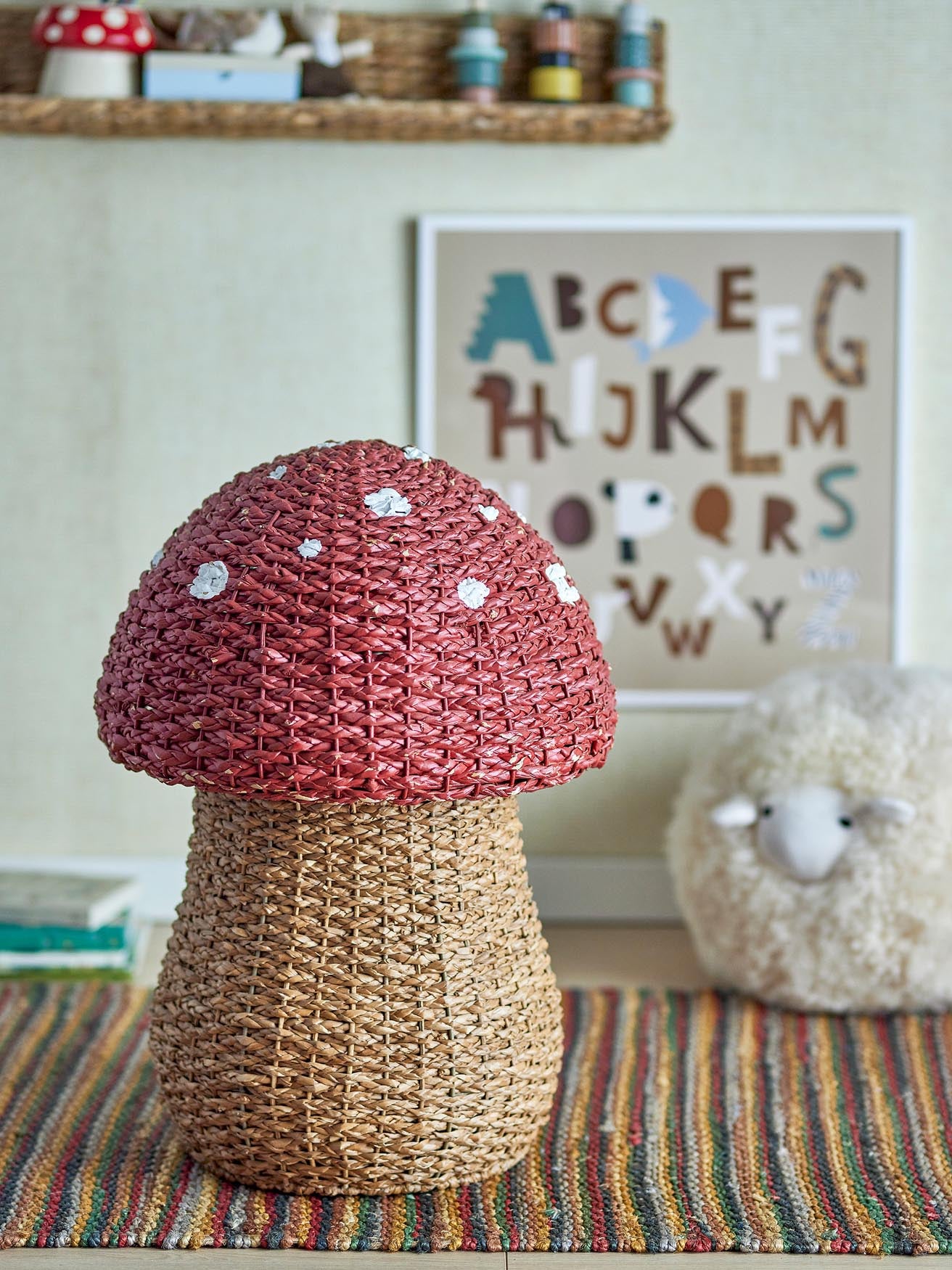 Der Corintha Korb mit Deckel in strahlendem Rot von Bloomingville Mini vereint Funktionalität und Design, ideal für die stilvolle Aufbewahrung im Kinderzimmer.