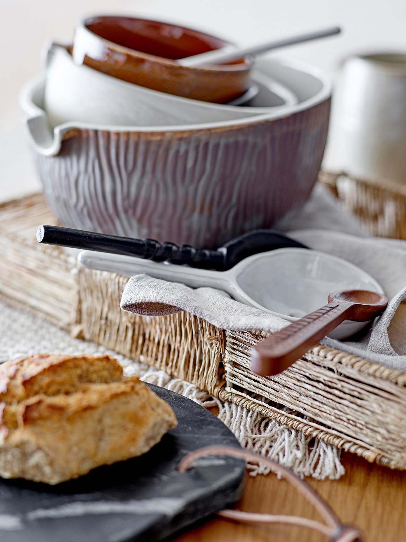 Entdecken Sie das Lecia Tray Set von Bloomingville: Nachhaltige Jute, stabiler Bambus und elegante Metallakzente vereinen Funktionalität und Stil.