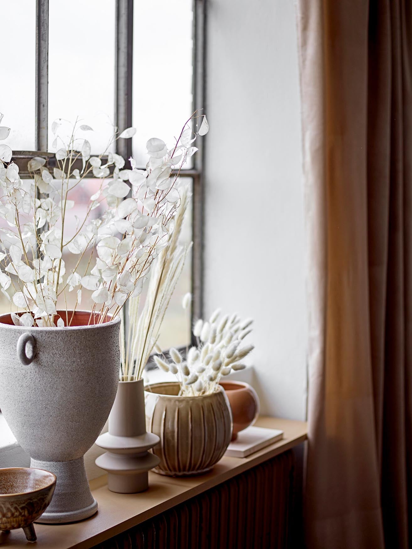 Isold Vase, Natur, Steingut in Nature präsentiert im Onlineshop von KAQTU Design AG. Vase ist von Bloomingville