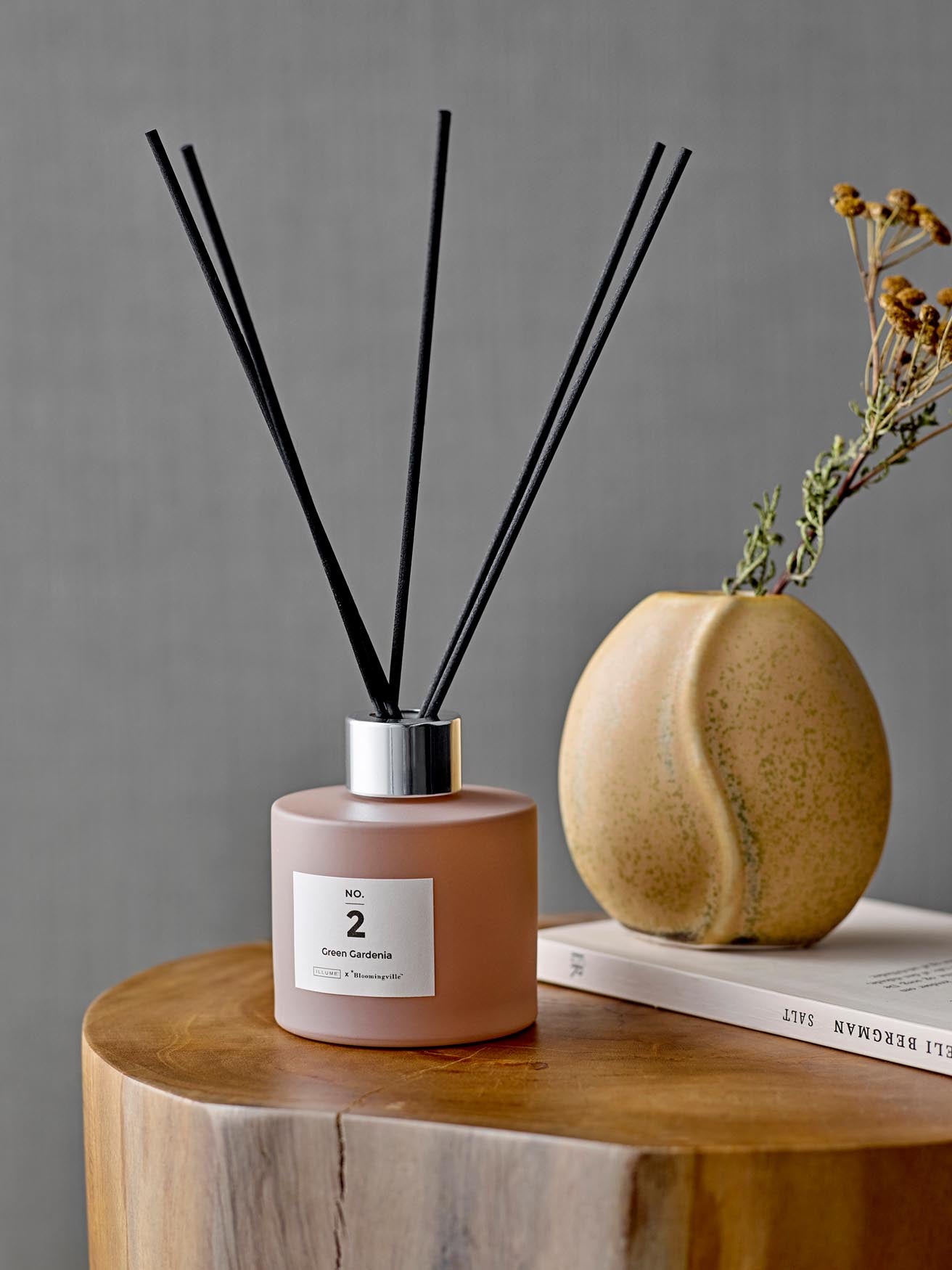 Stilvoller Duftspender in zartem Rosaglas, vereint Gardenia und Bergamotte für entspannende Momente. Perfekt als Geschenk für jeden Anlass.