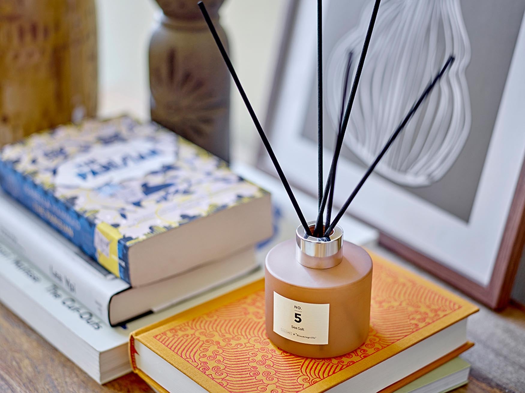 Eleganter Diffuser mit maritimem Duft von Illume in edlem Braun.