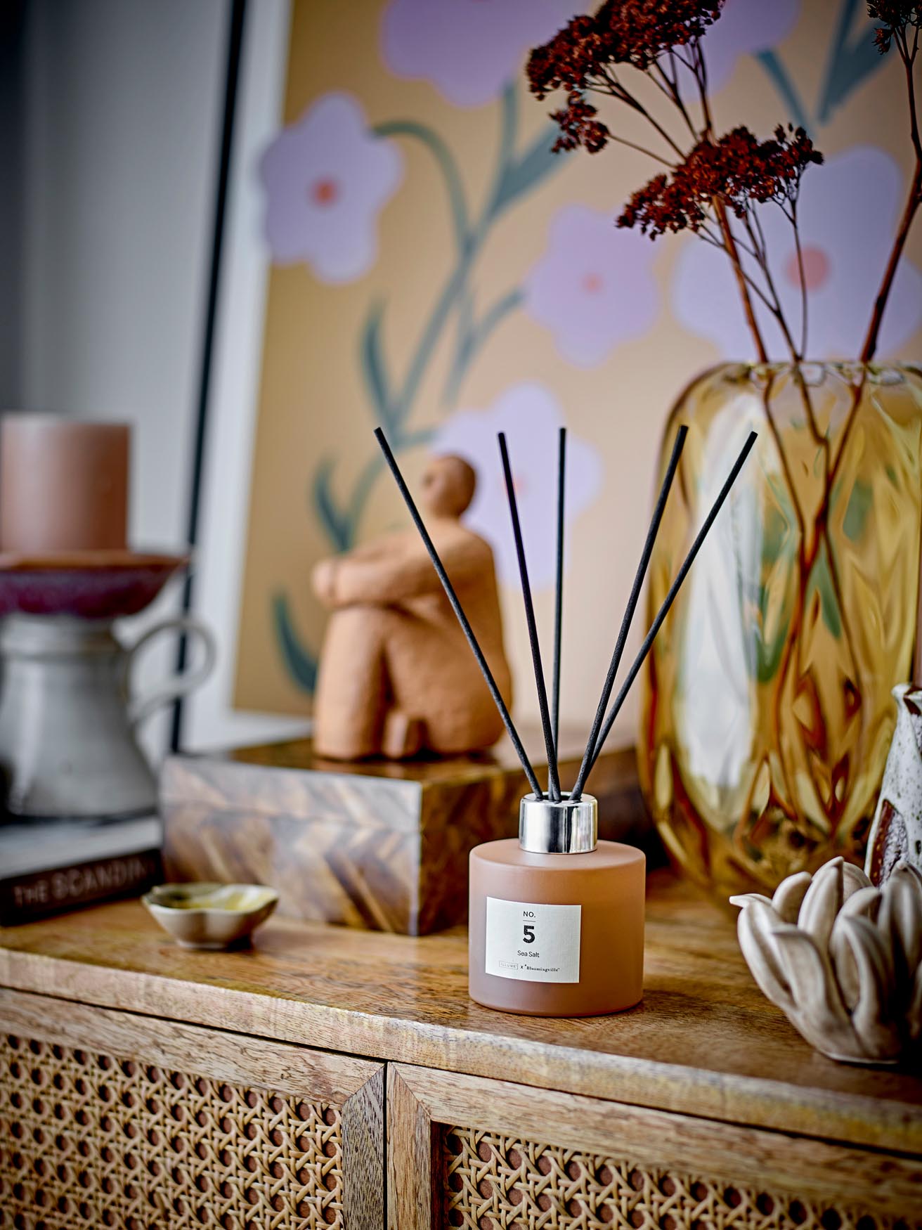 Genießen Sie den eleganten NO. 5 Sea Salt Diffuser von Illume, der mit seinem beruhigenden Duft und stilvollen Design Ihr Zuhause verzaubert.