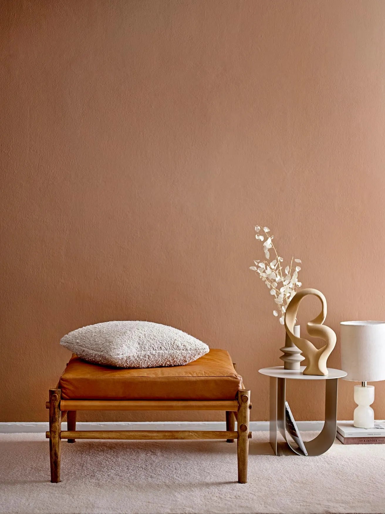 Eleganter Hocker aus Büffelleder und Mangoholz, vielseitig einsetzbar, langlebig und stilvoll für jedes Zuhause.
