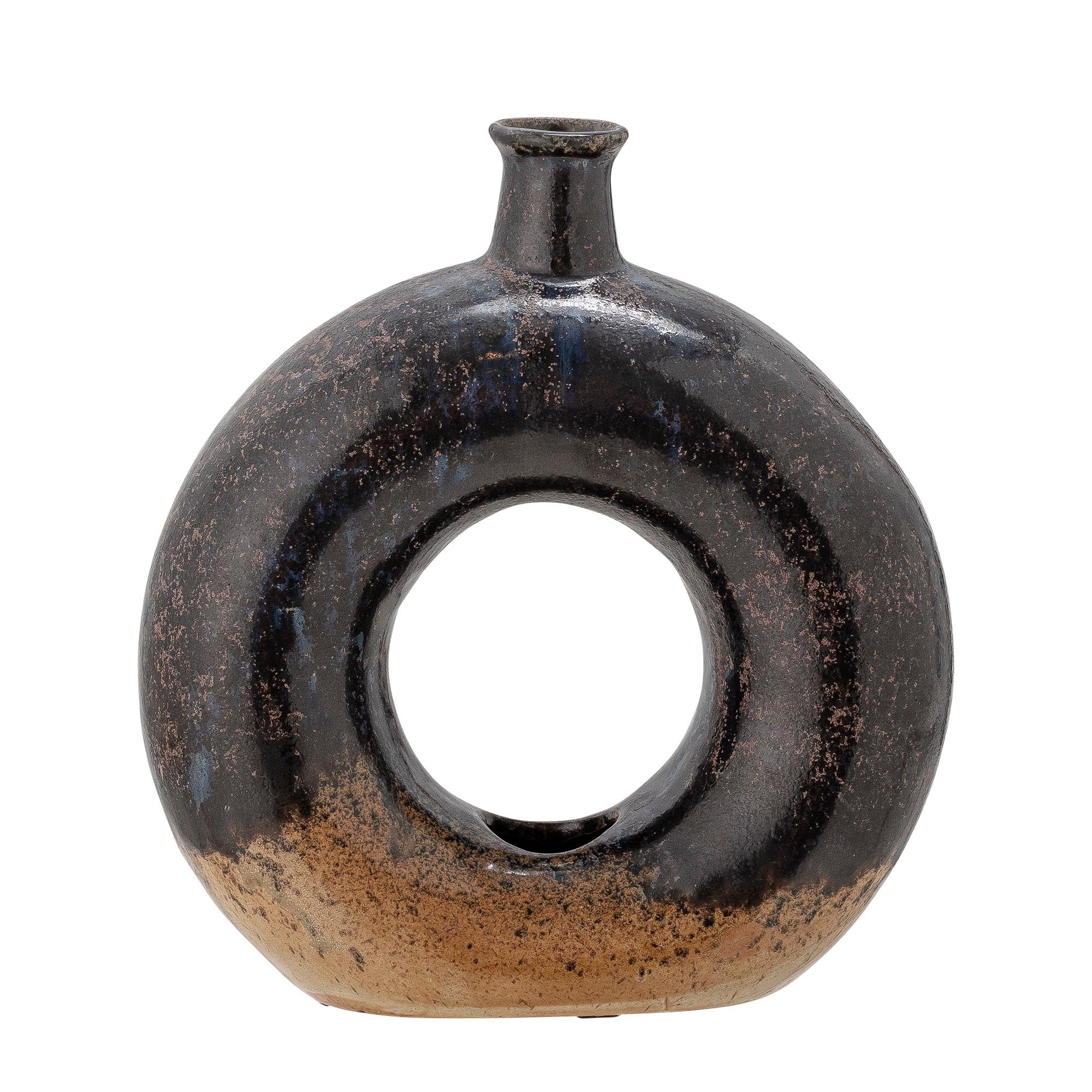 Entdecken Sie die Baldvin Deko-Vase von Bloomingville aus braunem Steingut. Ideal für Trockenblumen und stilvolle Arrangements in jedem Raum.