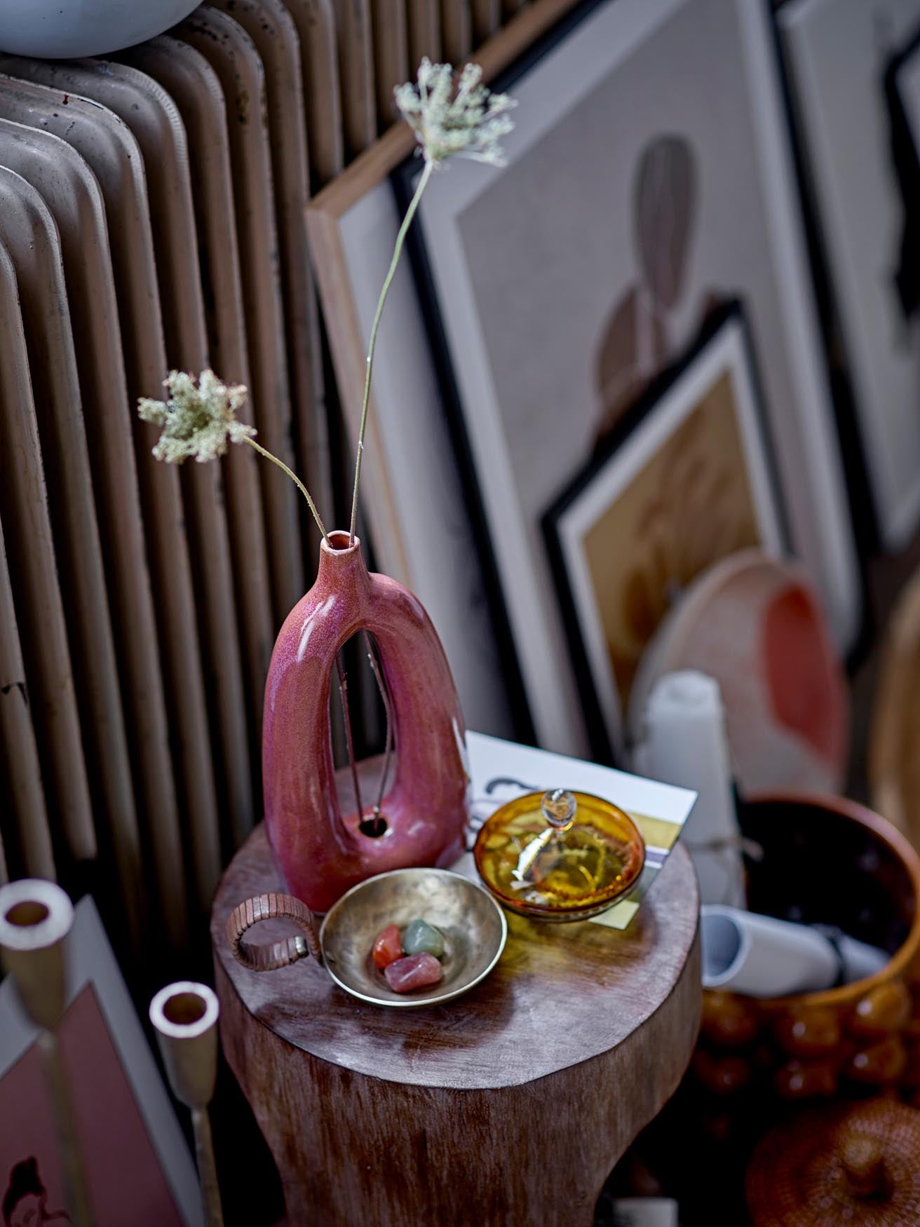 Die Baldrian Deko-Vase von Bloomingville aus orangefarbenem Steingut ist ein stilvolles Accessoire für Ihr Zuhause.