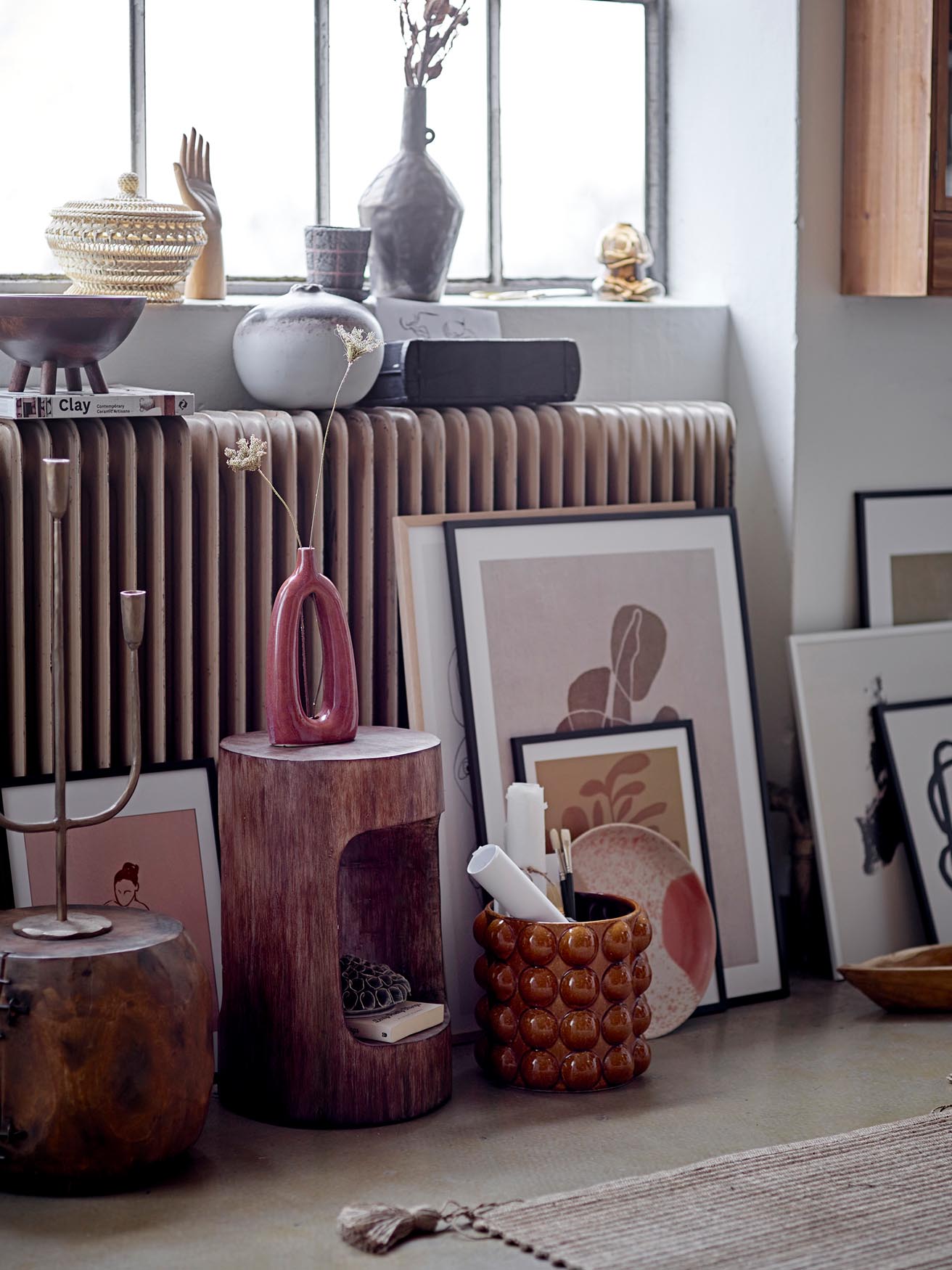 Die Baldrian Vase von Bloomingville aus orangefarbenem Steingut verleiht Ihrem Zuhause eine elegante und moderne Note.