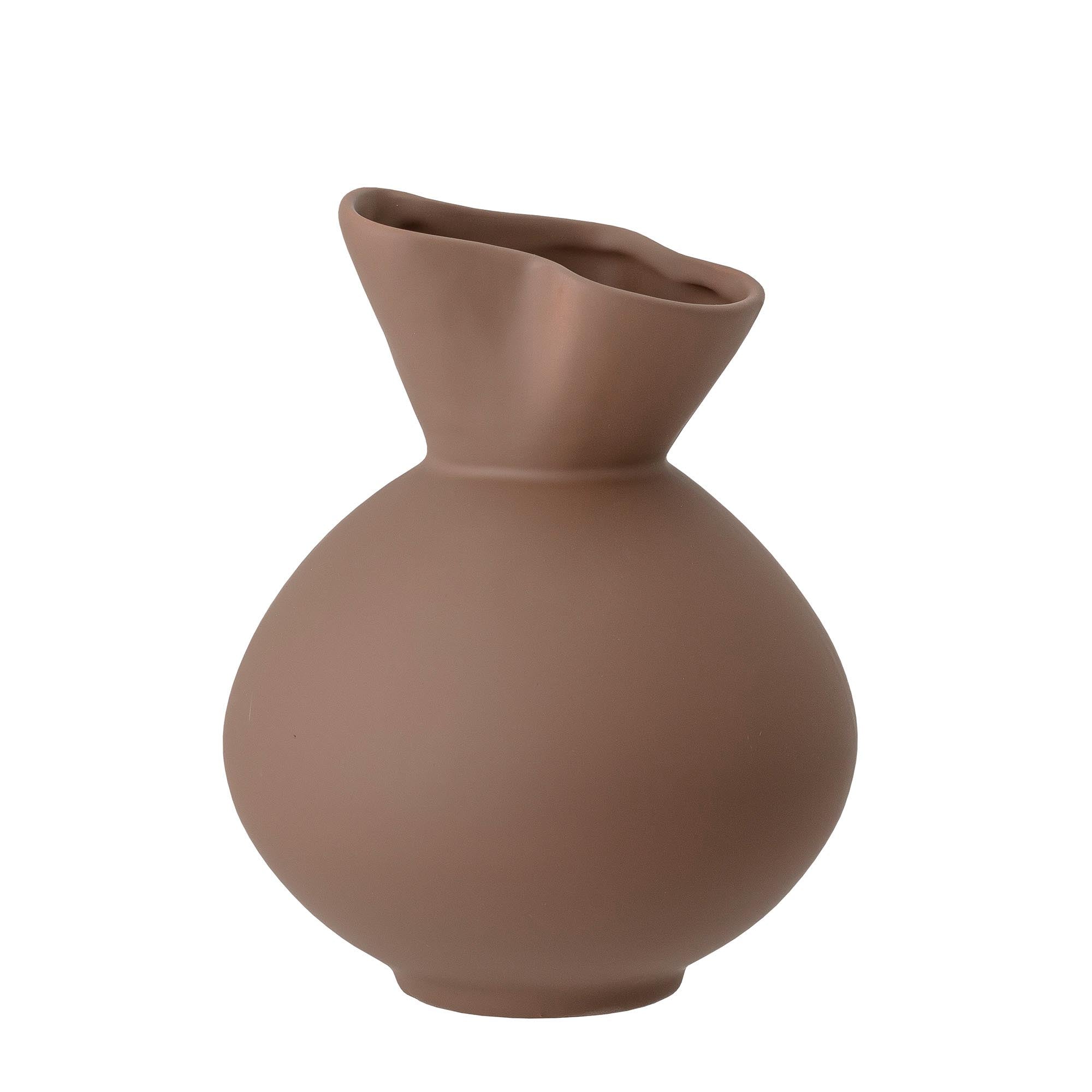 Entdecken Sie die einzigartige Nicita Vase in Braun von Bloomingville. Aus hochwertigem Steingut, ideal für stilvolle Blumenarrangements.