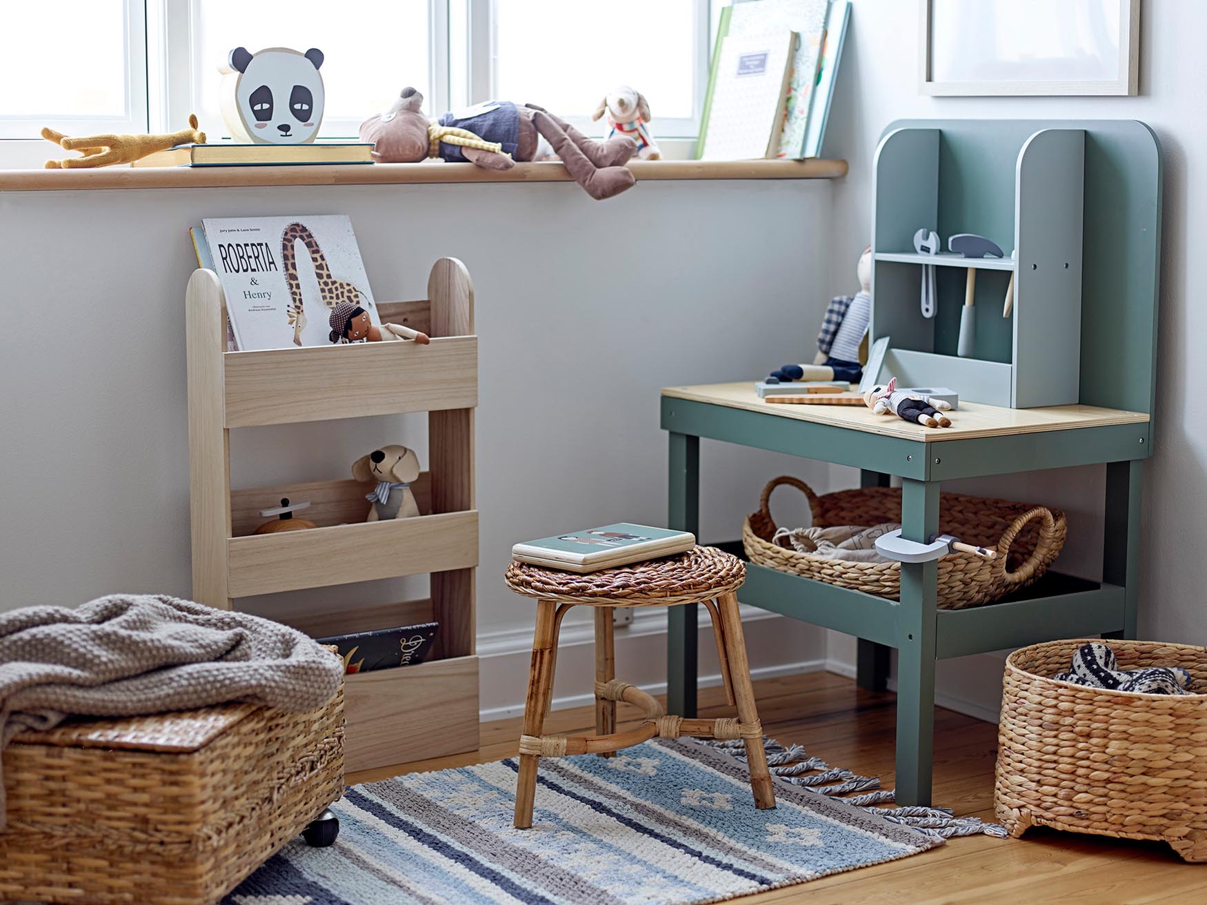 Entdecken Sie die Sonne Geldbank von Bloomingville Mini – eine bezaubernde, weiße Spardose aus hochwertigem Holz, die Kinder zum Sparen anregt.