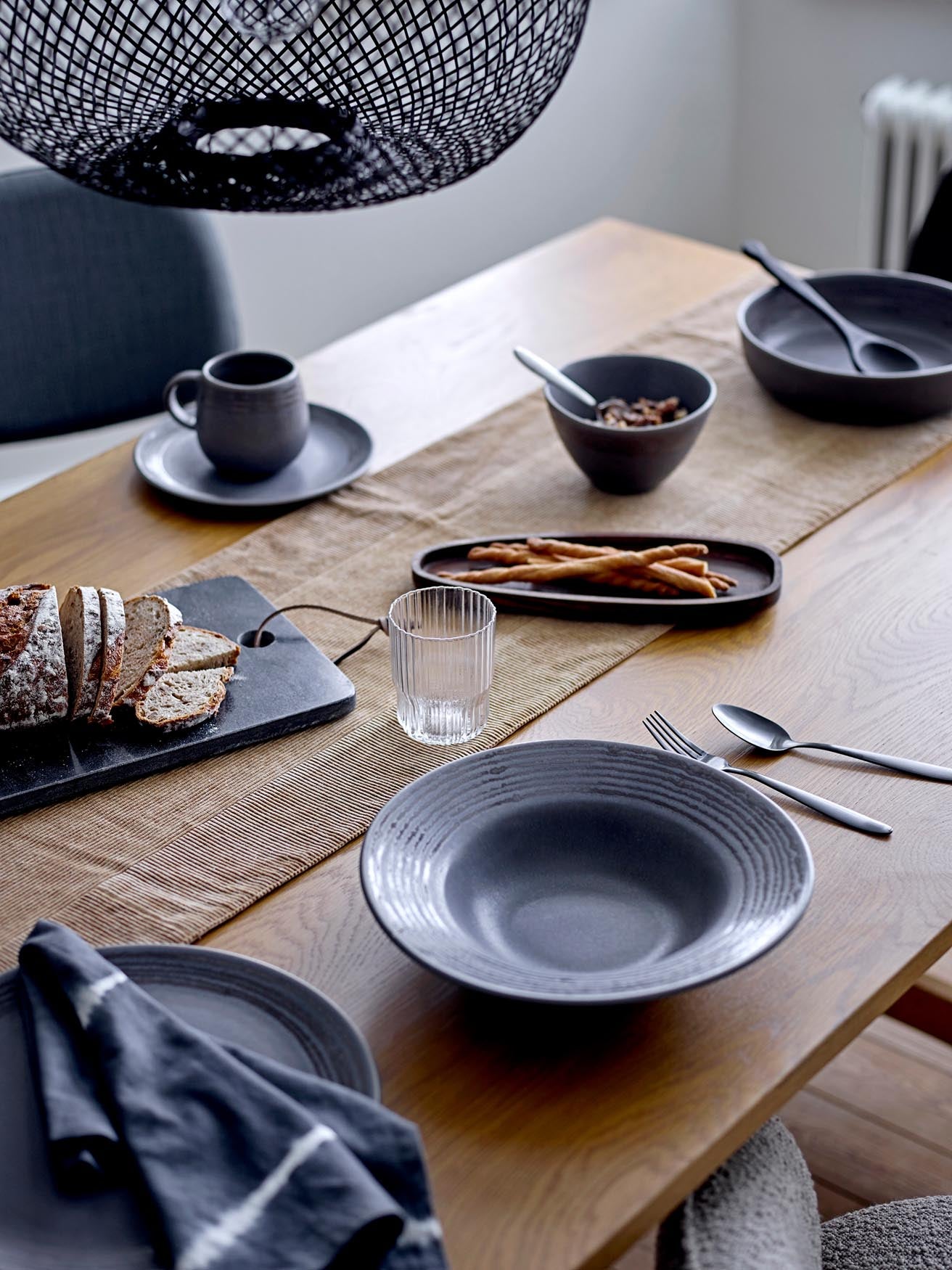 Elegante Raben Servierschüssel in Grau von Bloomingville: Hochwertiges Steingut, pflegeleichte Glasur und einzigartiges Design für stilvolle Tischdekoration.