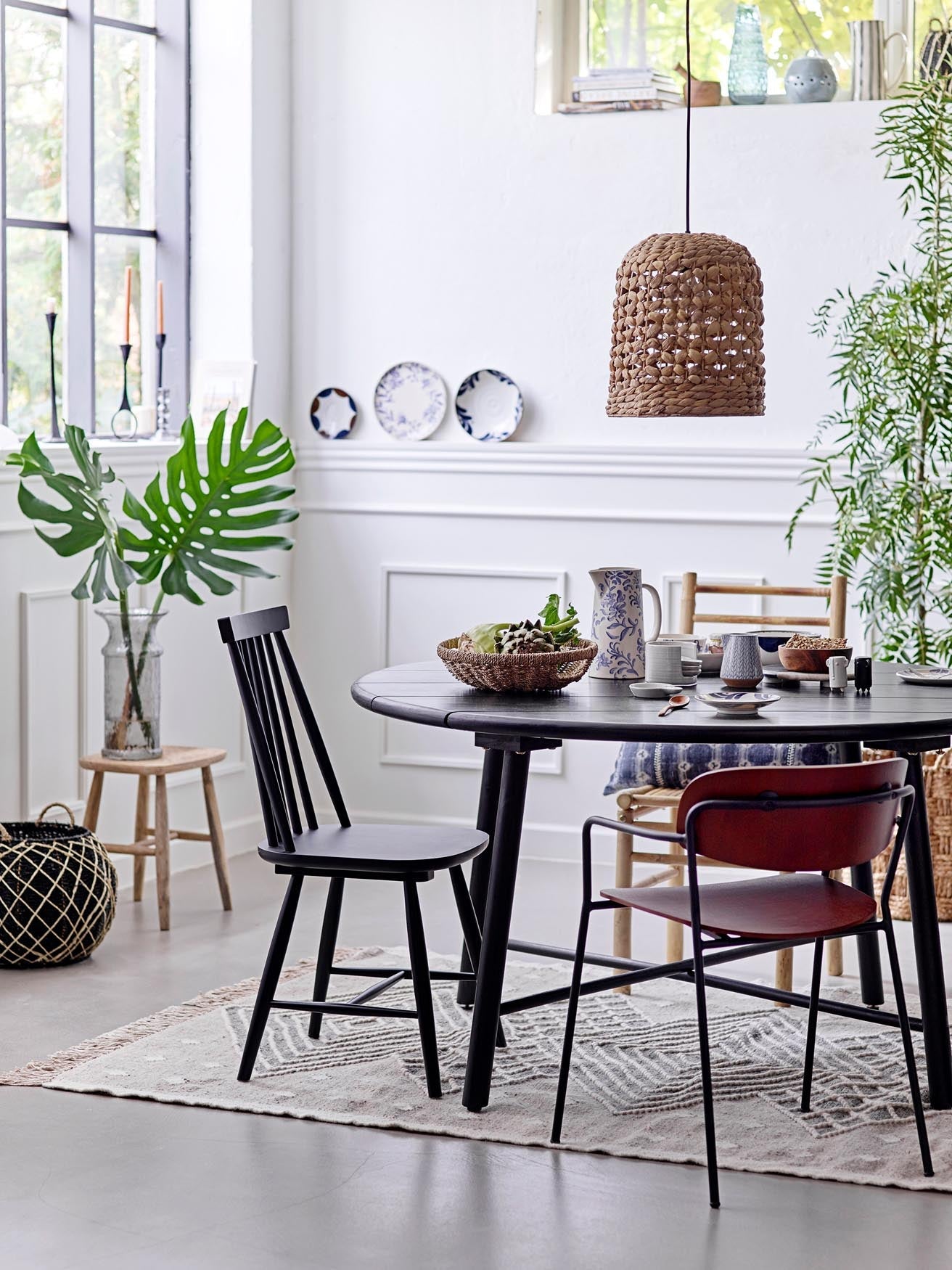 Eleganter Esstisch aus schwarzem Akazienholz, robust und modern, perfekt für stilvolle und zeitgemäße Wohnräume.