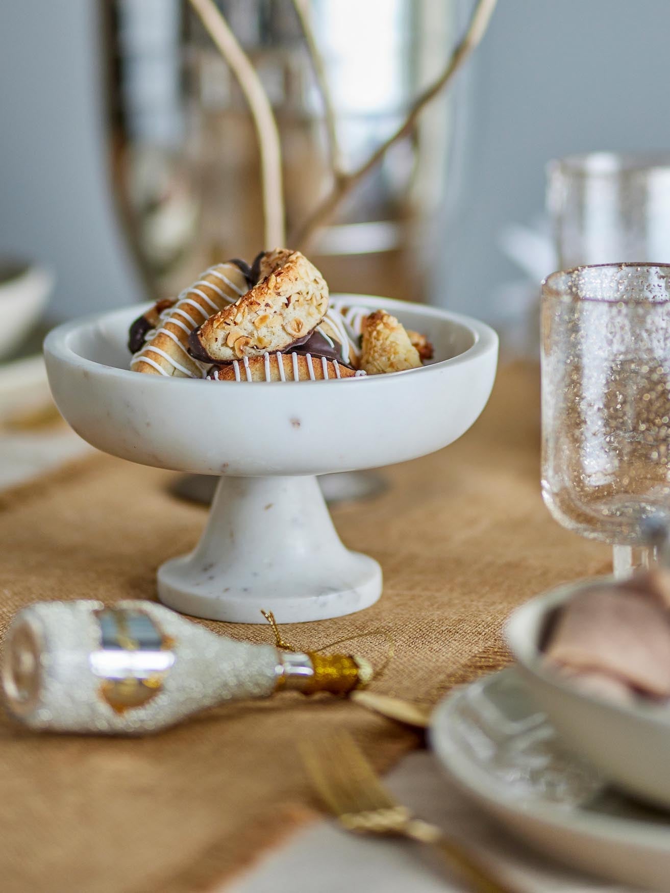 Elegante Eris Schale aus weißem Marmor von Bloomingville entdecken.