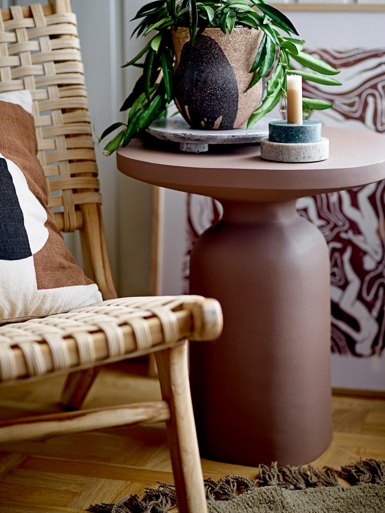 Eleganter Nala Blumentopf in Schwarz und Terrakotta von Bloomingville. Perfekt für Pflanzenliebhaber und stilvolle Wohnräume.