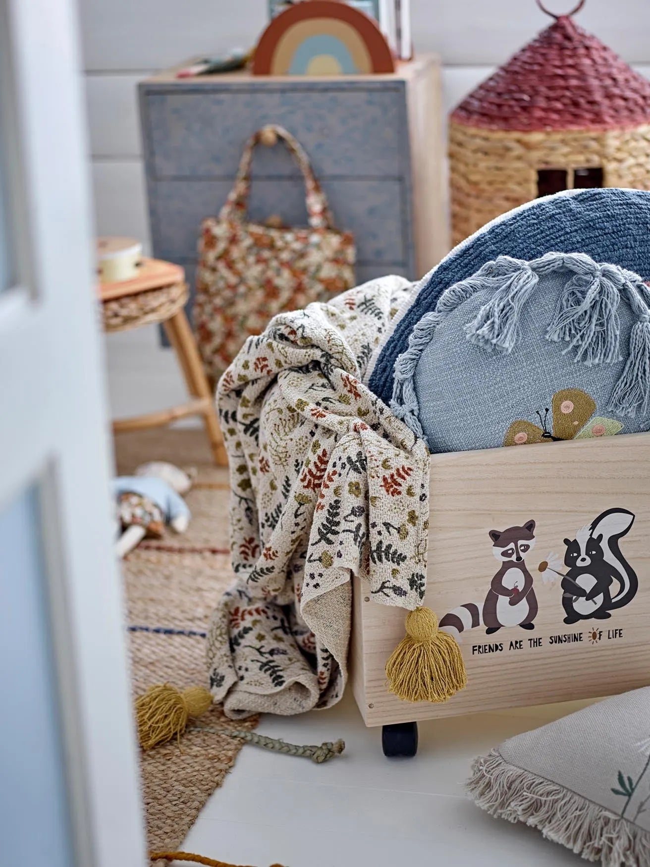 Stilvolle, mobile Aufbewahrungslösung aus Paulownia-Holz mit charmantem Design für Kinderzimmer.