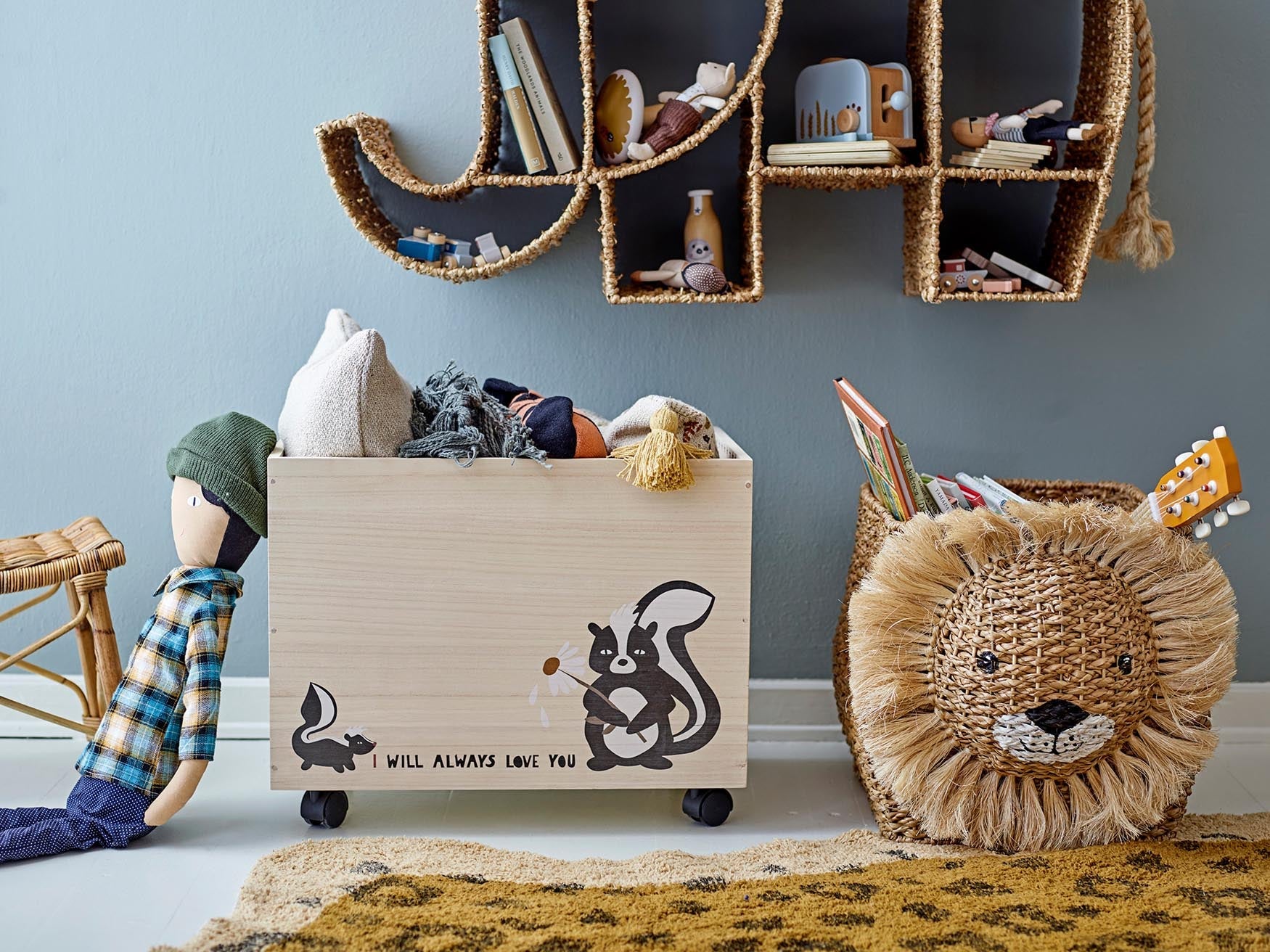 Praktische schwarze Aufbewahrungsbox mit Rollen aus Paulownia-Holz von Bloomingville Mini, ideal für stilvolle Organisation.