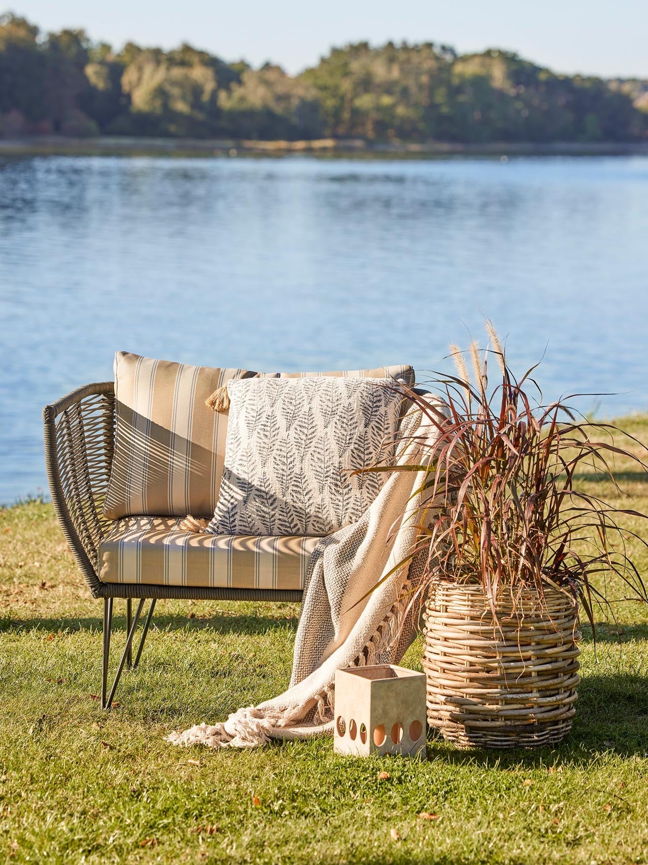 Eleganter Mundo Loungesessel in Grün von Bloomingville, mit stabilem Metallrahmen, perfekt für modernes Wohnen und Komfort.