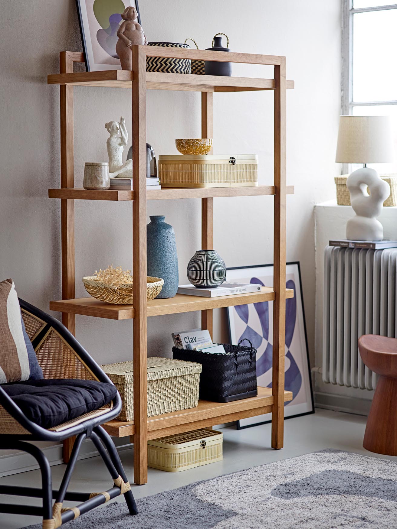 Eleganter Loungesessel aus schwarzem Rattan von Bloomingville, ideal für stilvolle und gemütliche Wohnräume.