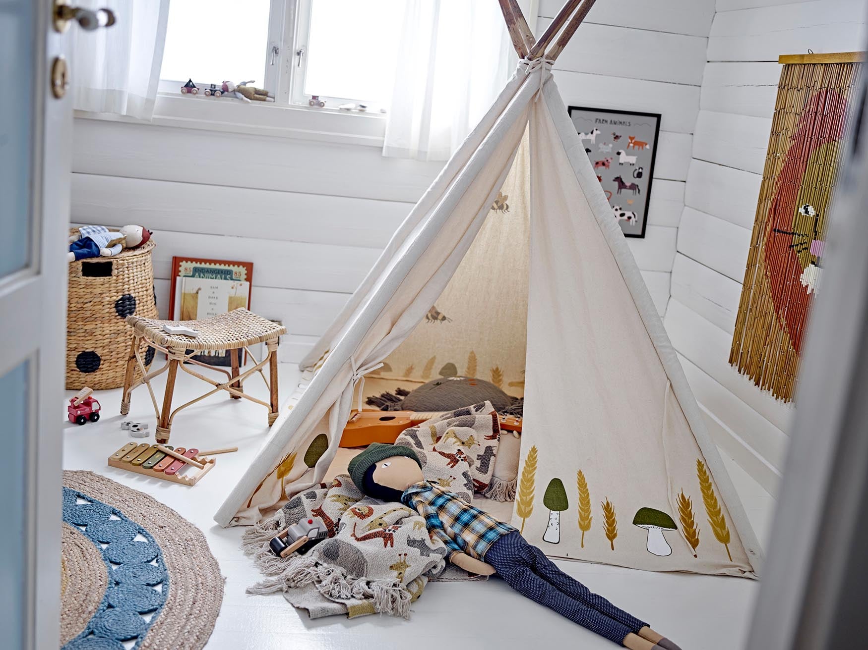 Entdecken Sie die Leonel Wanddekoration von Bloomingville MINI: Ein charmantes Löwenmotiv aus hochwertigem Bambus, das Wärme und Kreativität ins Kinderzimmer bringt.