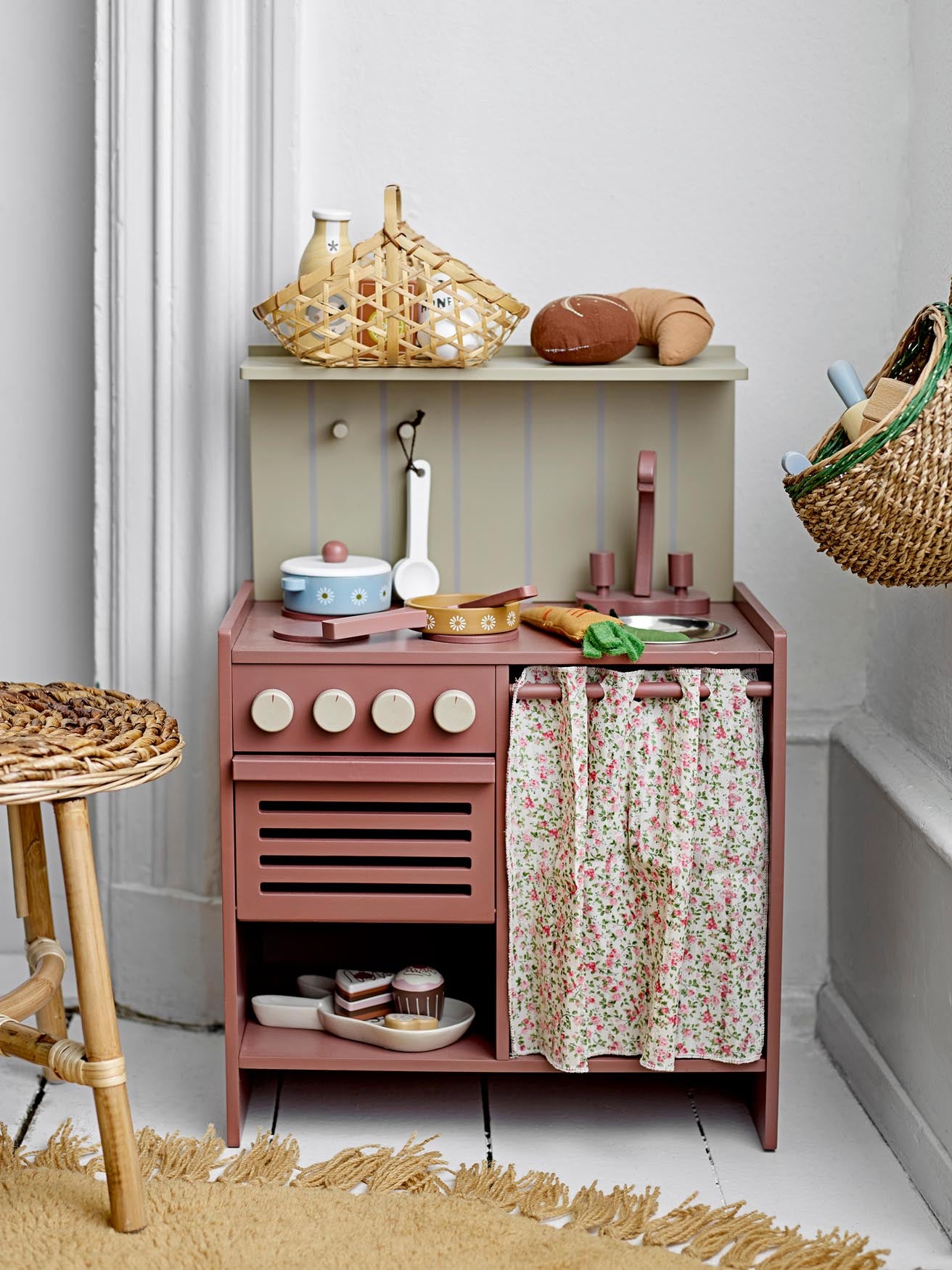 Entdecken Sie den Pippi Mini-Ofen von Bloomingville Mini – ein stilvolles Spielzeug aus MDF und Lotusholz, ideal für kleine Küchenchefs!
