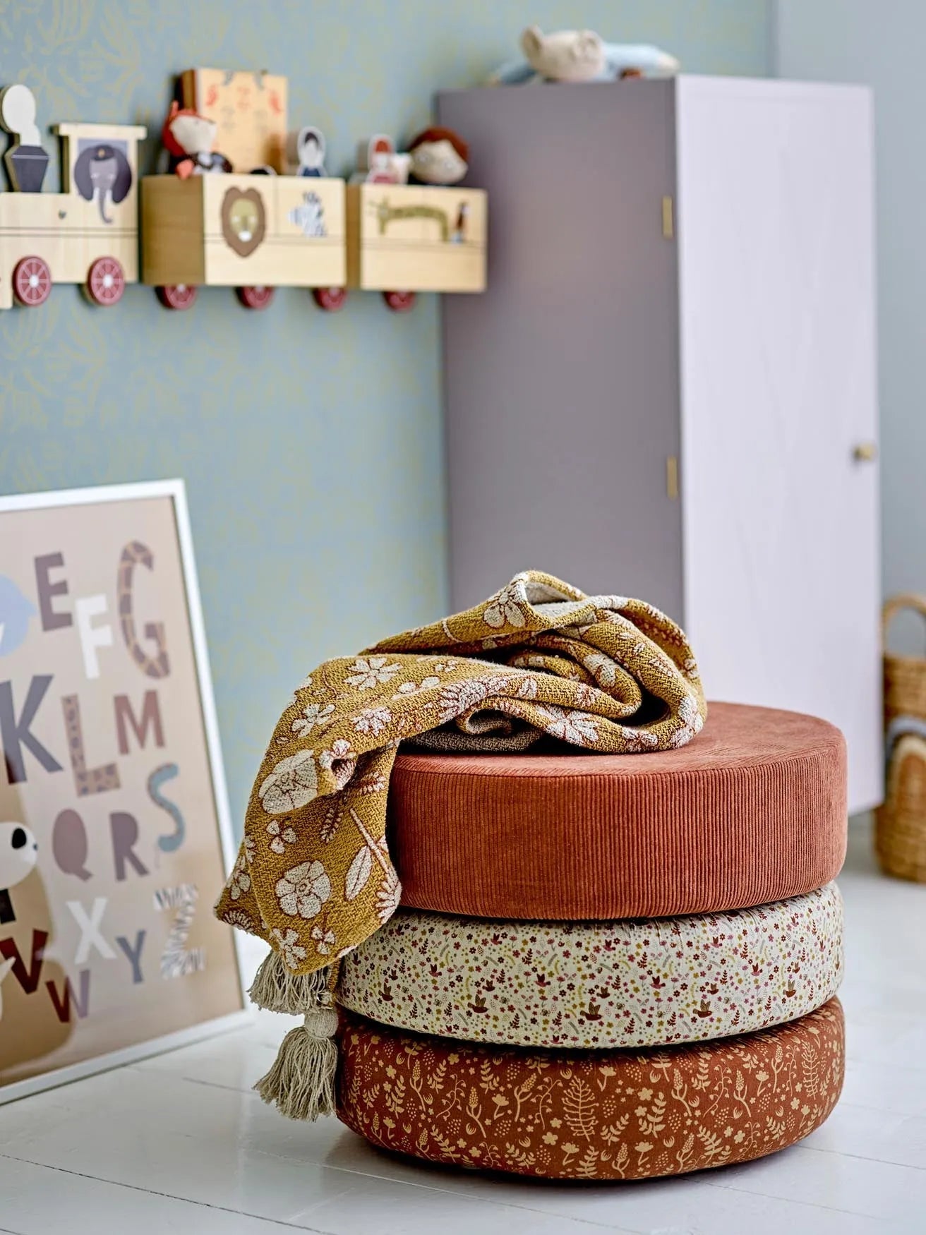 Das violette Nell Kabinett von Bloomingville Mini aus MDF ist ein charmantes Möbelstück für Kinderzimmer und moderne Wohnräume.