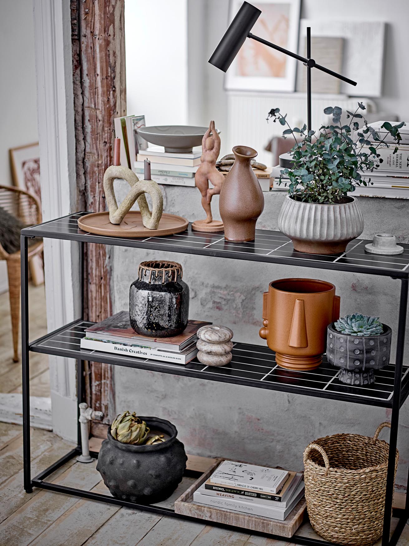 Moderner Konsolentisch von Bloomingville aus schwarzem Stein, perfekt für elegante Wohnräume und zeitgemässes Design.