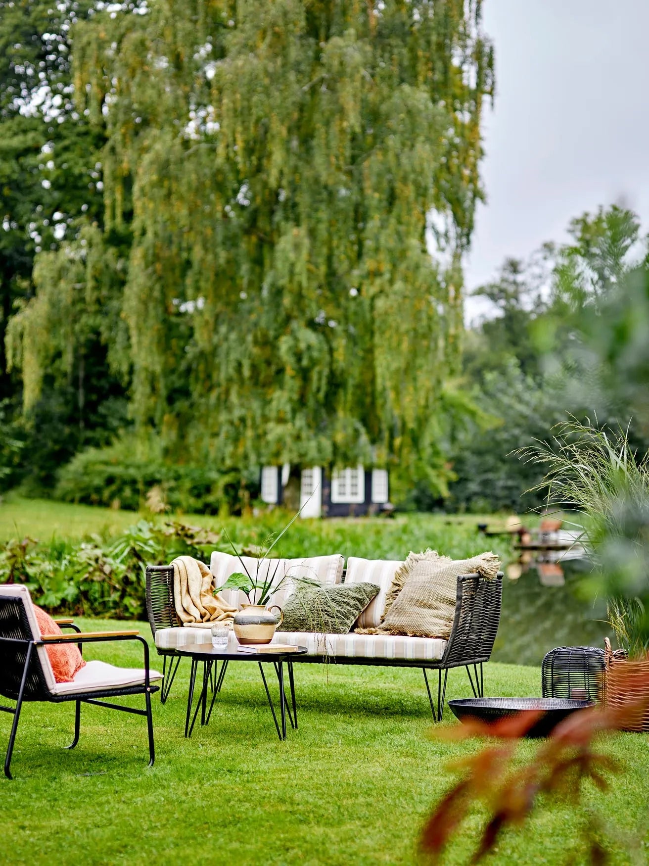 Elegantes 2er-Sofa mit grünem Polyesterseil und schwarzem Metallrahmen, ideal für modernes Wohnen.