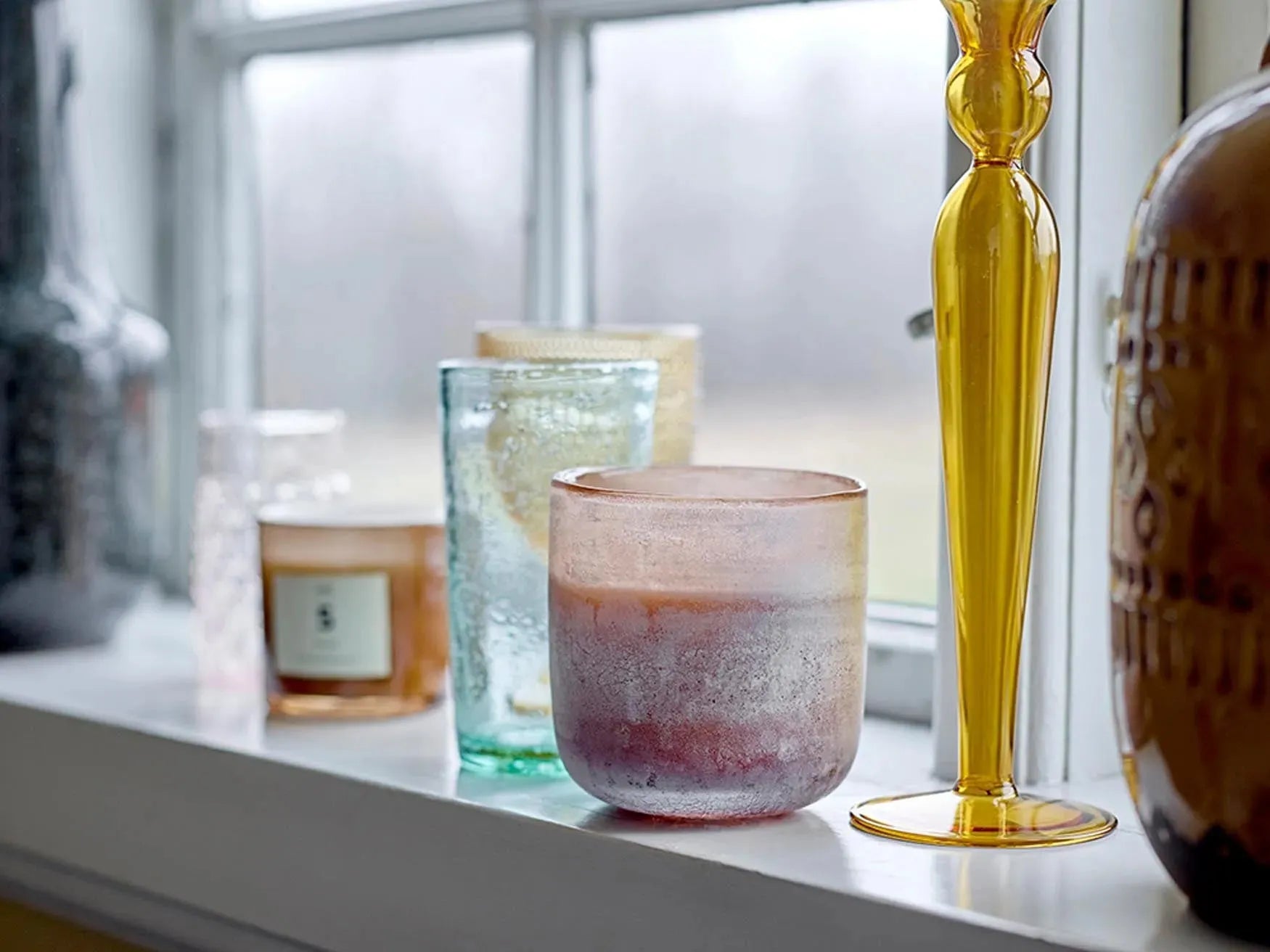 Dara Kerzenhalter aus gelbem Glas von Bloomingville, modern und chic.