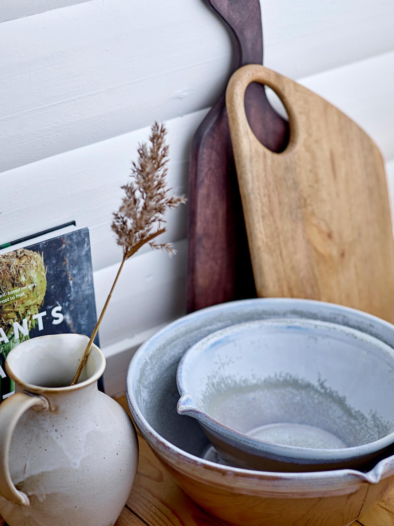 Entdecken Sie die Evora Backschüssel von Bloomingville: handgefertigt aus robustem Steingut, perfekt für Backen und Servieren, mit einzigartigem Design.