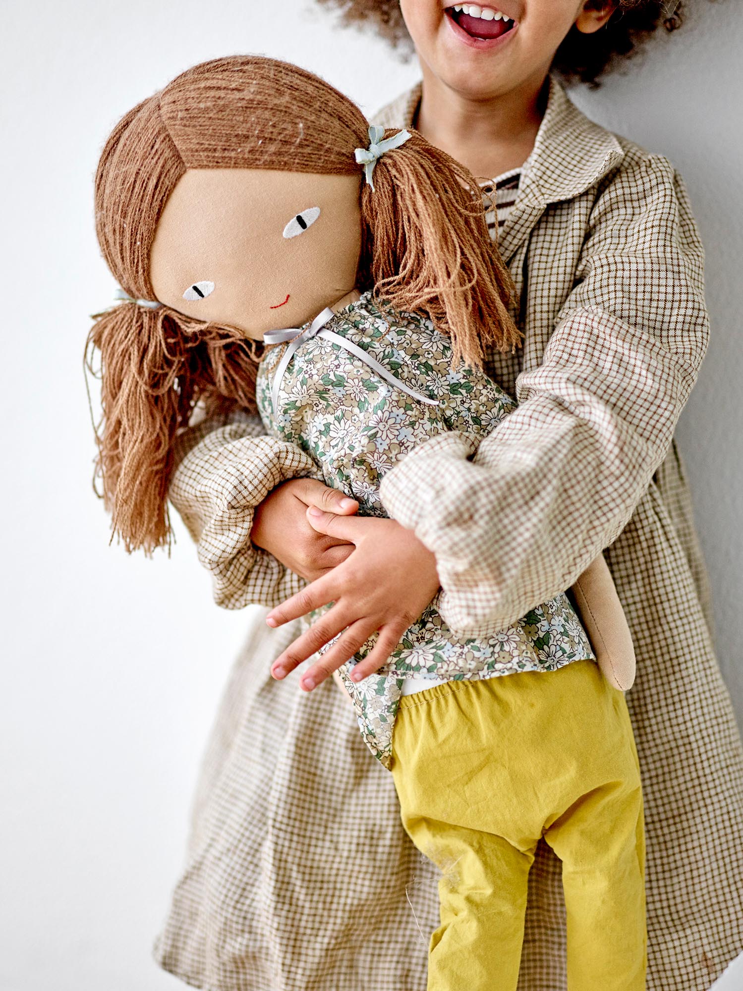 Lilo Doll, Gelb, Baumwolle in Yellow präsentiert im Onlineshop von KAQTU Design AG. Plüschtier Kids ist von Bloomingville