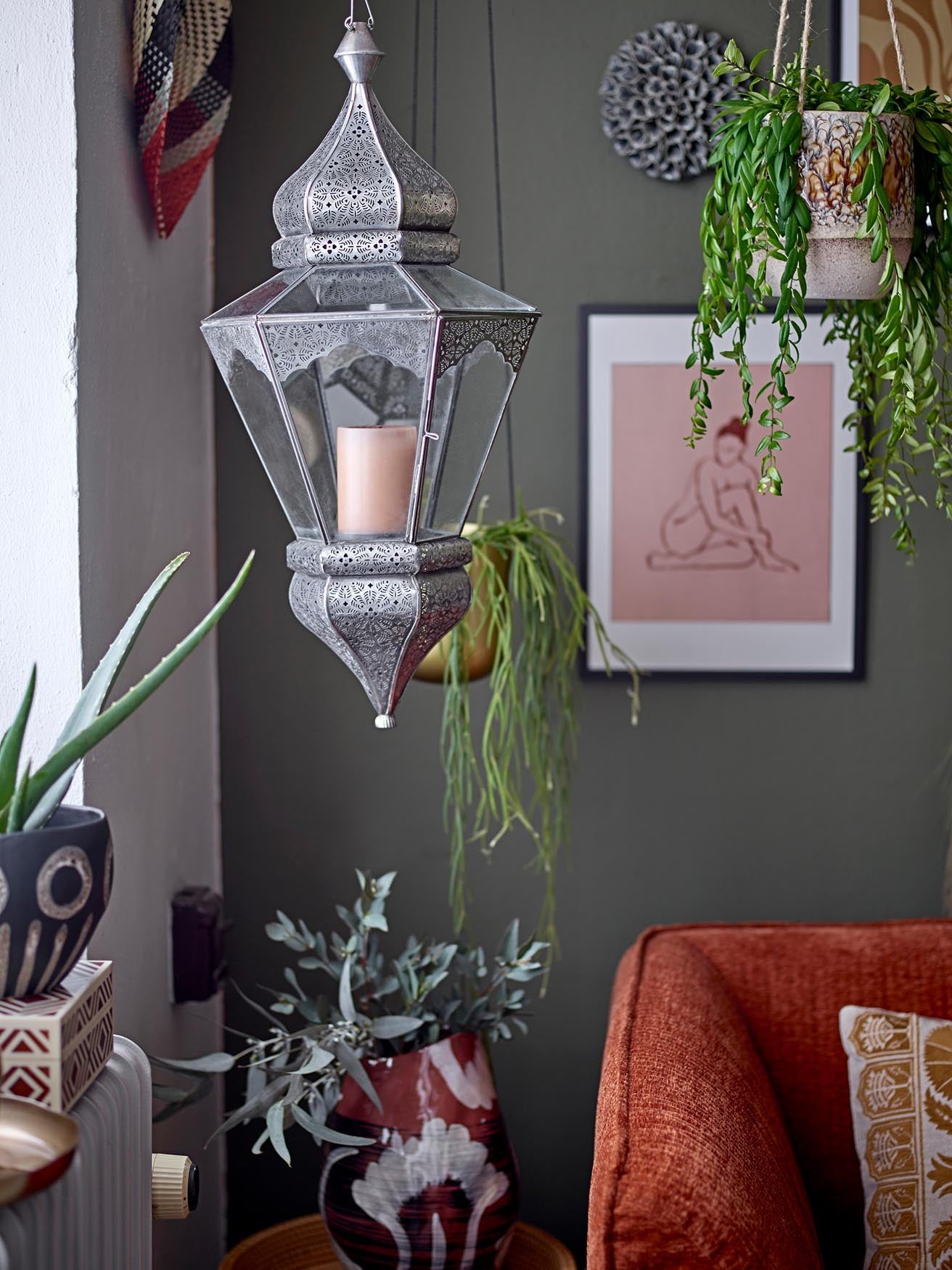 Eleganter Magnus Blumentopf aus schwarzem Steingut von Bloomingville, ideal für stilvolle Pflanzendekorationen.
