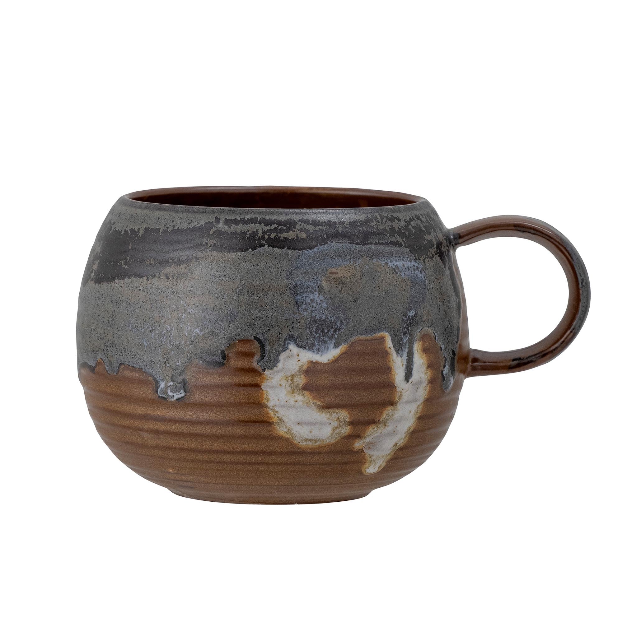 Entdecken Sie den einzigartigen Senna Becher von Bloomingville aus braunem Steingut. Ideal für Kaffee, Tee und stilvolle Akzente in Ihrem Zuhause.
