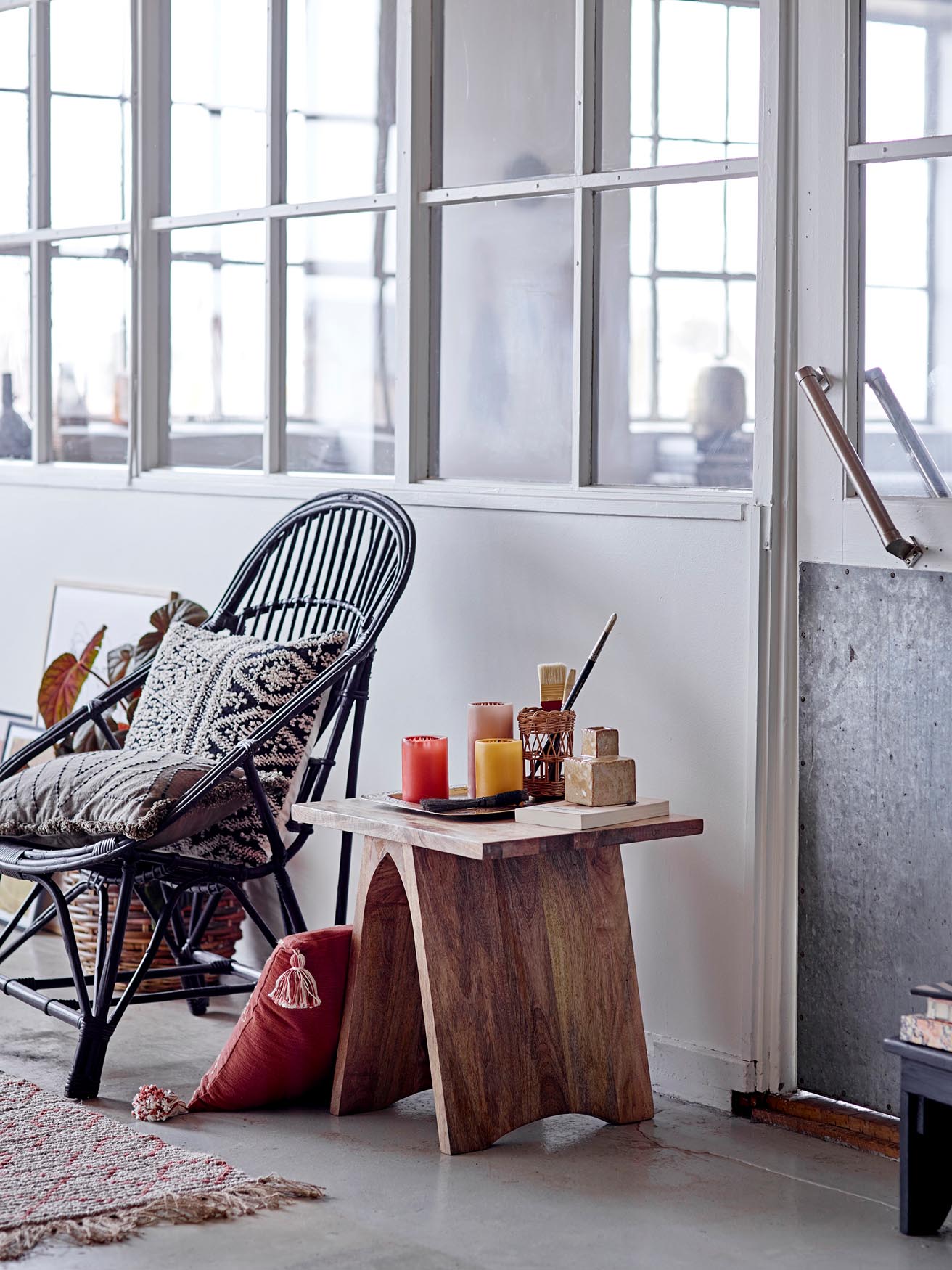 Die braune Anja Kerze von Bloomingville aus Paraffin bringt eine gemütliche und elegante Stimmung in Ihr Zuhause.