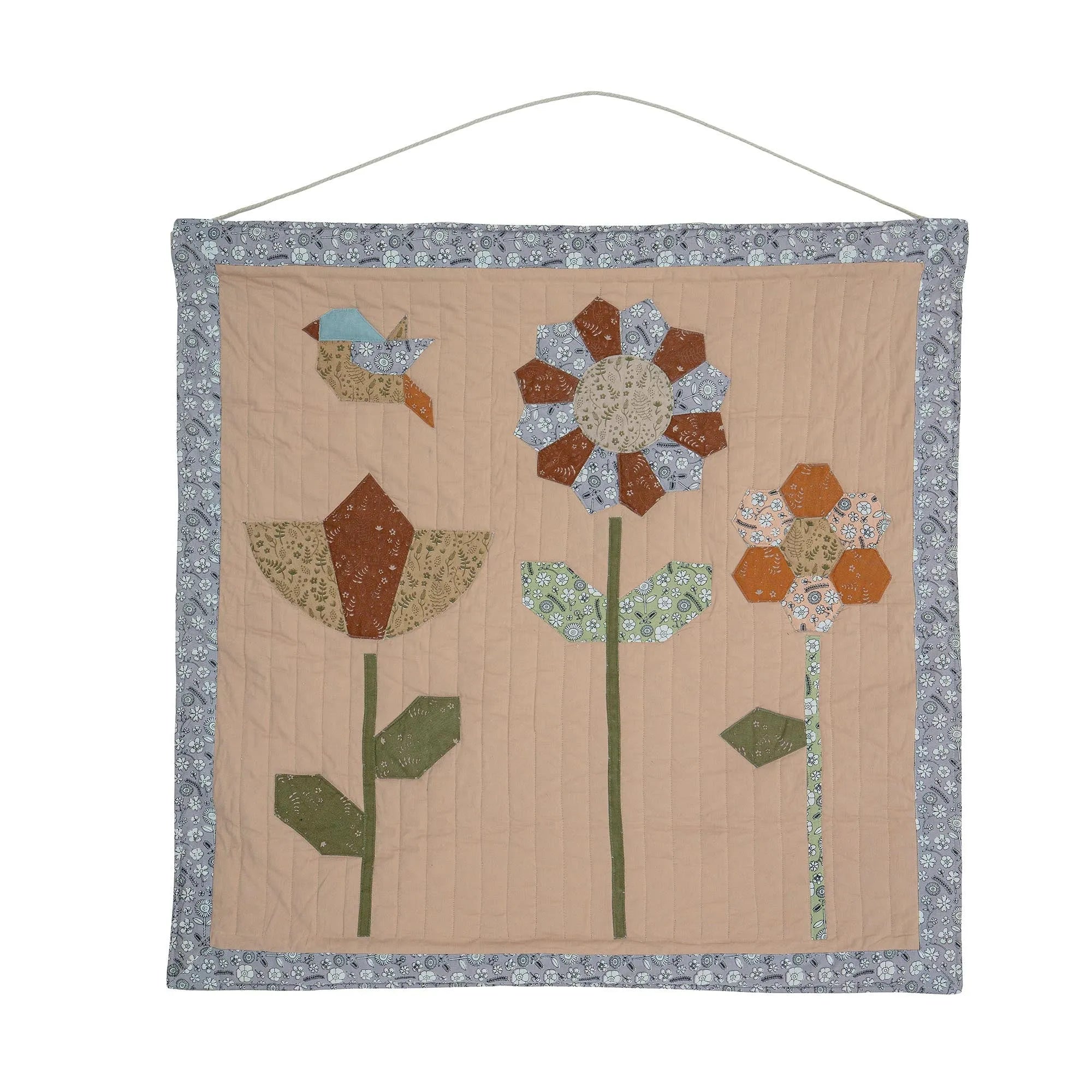 Tanne Wanddeko aus Baumwolle, Rose, mit Blumen-Patchwork, ideal für Kinderzimmer, vielseitig als Deko oder Spielmatte.