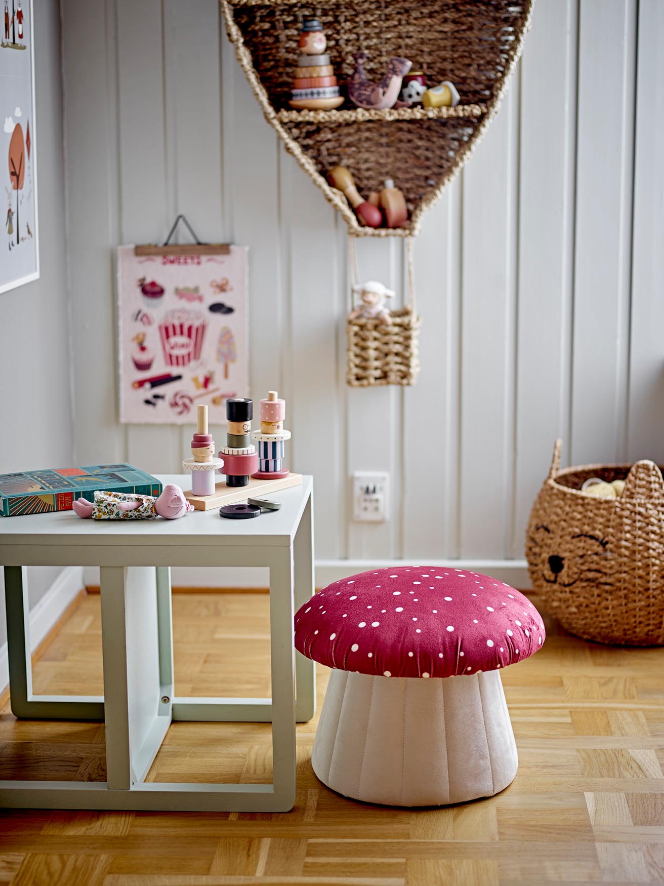 Der Milus Korb aus braunem Bankuan-Gras von Bloomingville Mini ist ein stilvoller und praktischer Aufbewahrungskorb für jedes Kinderzimmer.