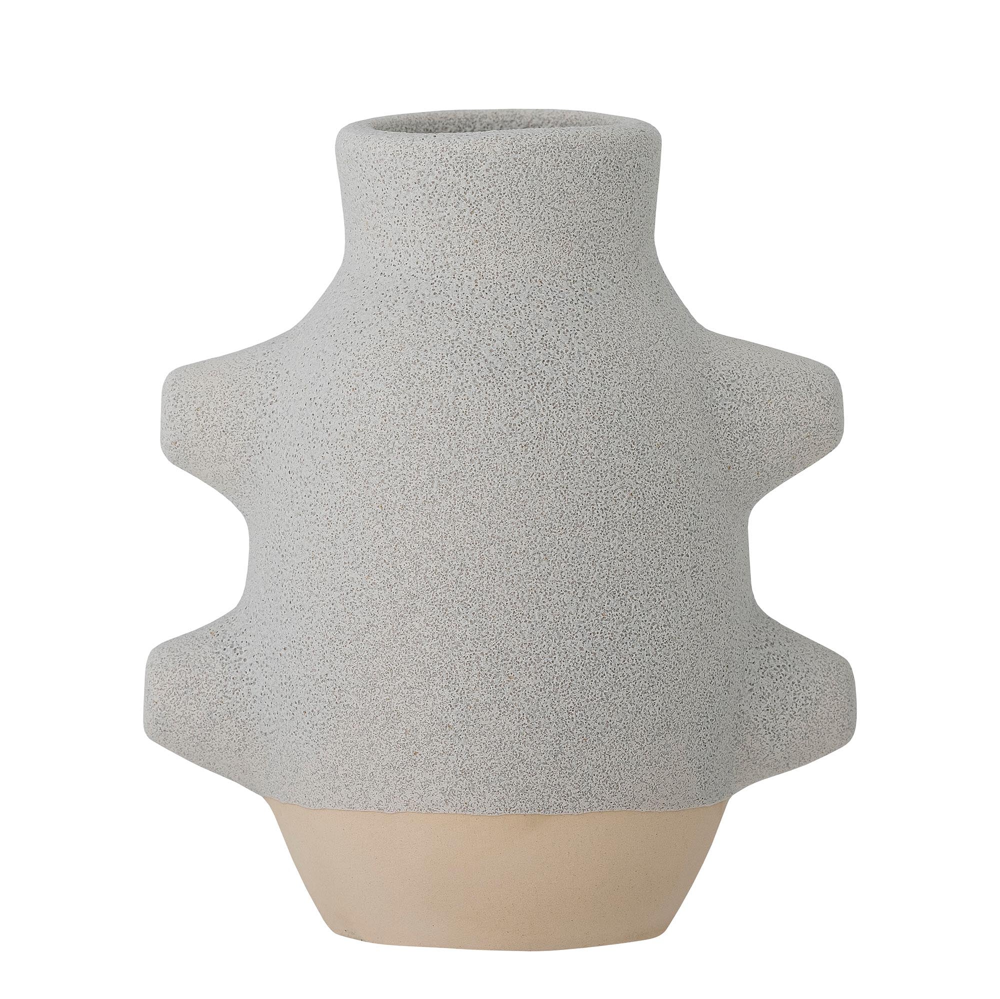 Entdecken Sie die elegante Birka Vase von Bloomingville aus weißer Keramik. Ideal für Blumenarrangements und stilvolle Dekoration.