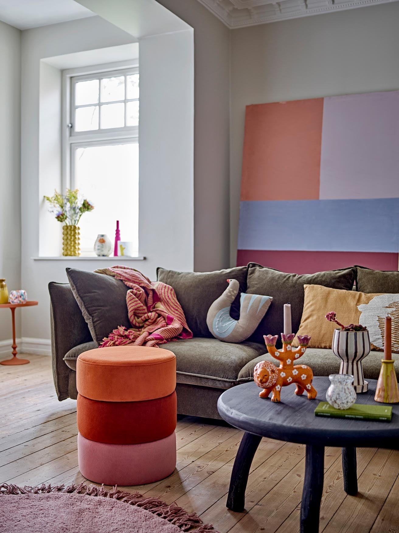 Moderner Milos Couchtisch aus schwarzem recyceltem Holz von Bloomingville, perfekt für nachhaltige und elegante Wohnräume.