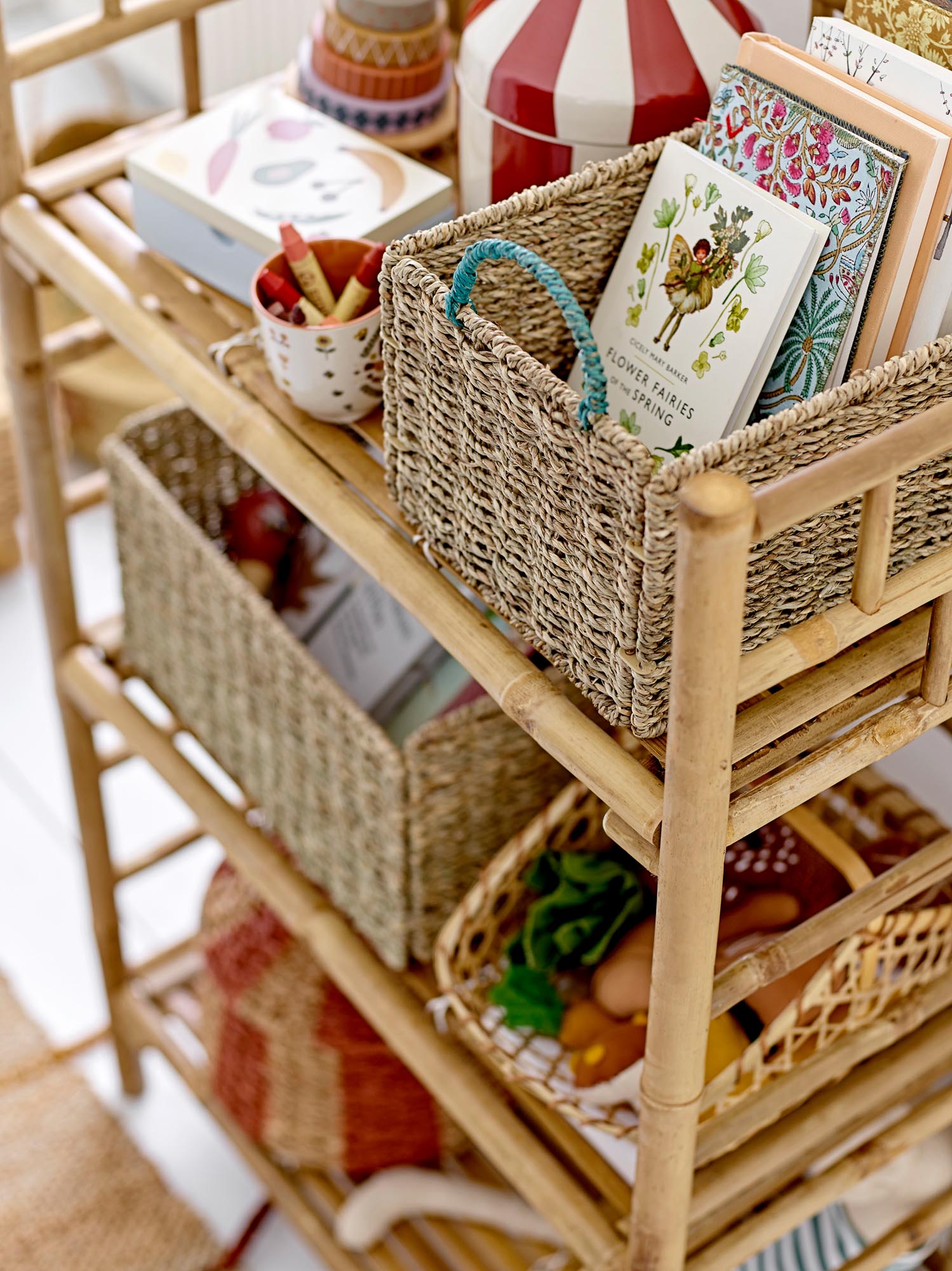 Ruddi Basket w/Lid, Red, Bankuan Grass in Red präsentiert im Onlineshop von KAQTU Design AG. Aufbewahrungskorb ist von Bloomingville