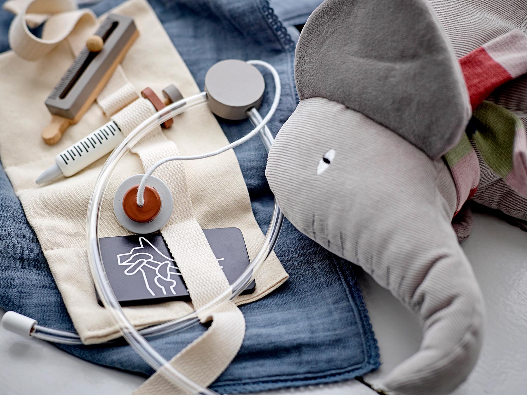 Doran Spielset, Grau, FSC® 100% , Lotus in Grey präsentiert im Onlineshop von KAQTU Design AG. Spiele Kids ist von Bloomingville Mini