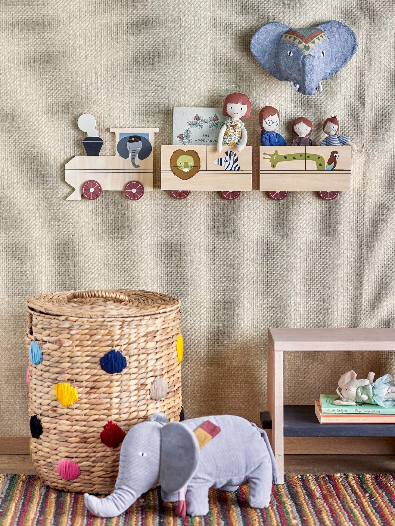 Erleben Sie den charmanten Elefanten Ferdinand von Bloomingville Mini – ein weiches, graues Kuscheltier, das Kinderzimmer stilvoll ergänzt!